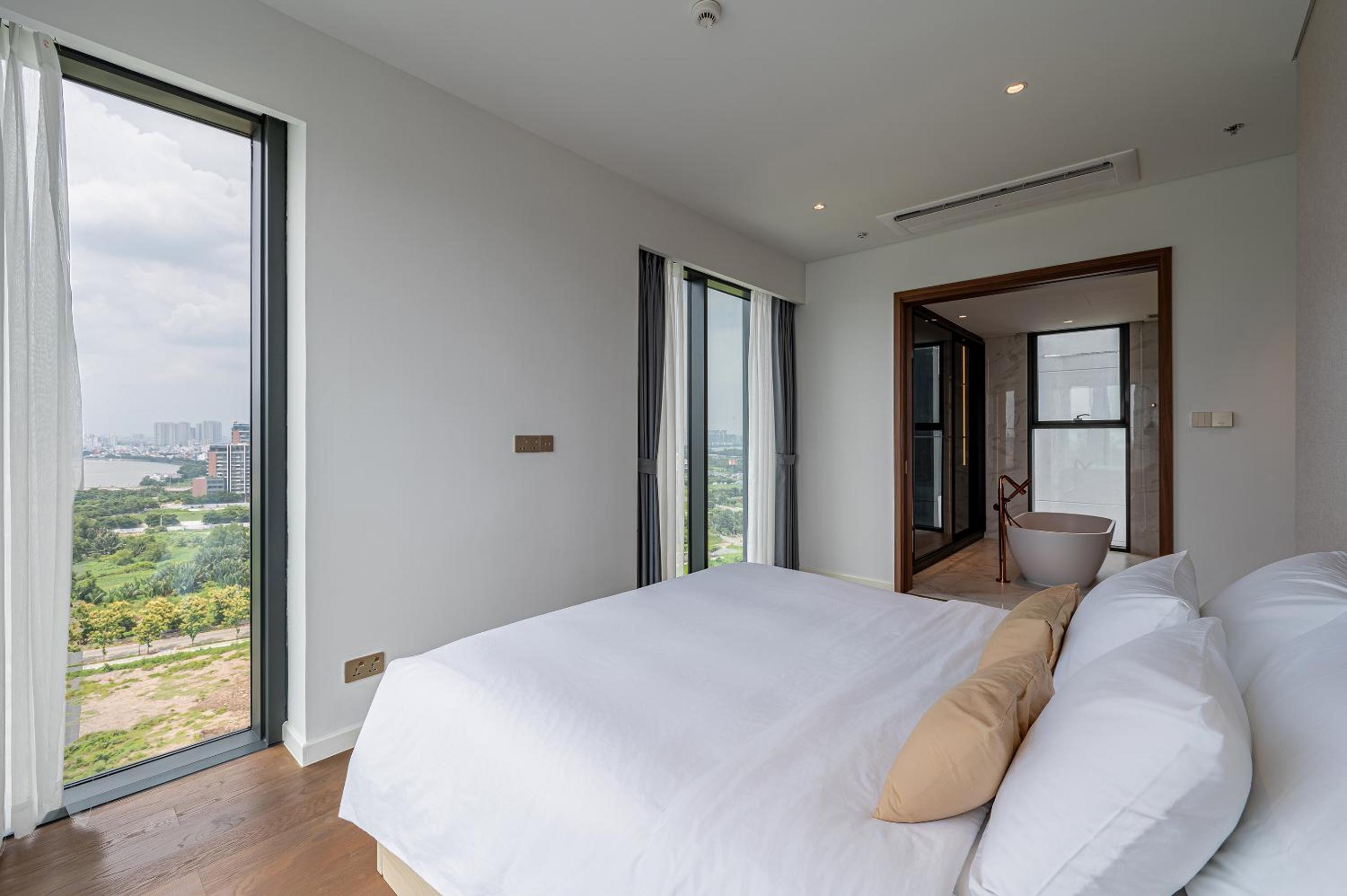 Three-Bedroom Premium Apartment with Balcony - Photo 18