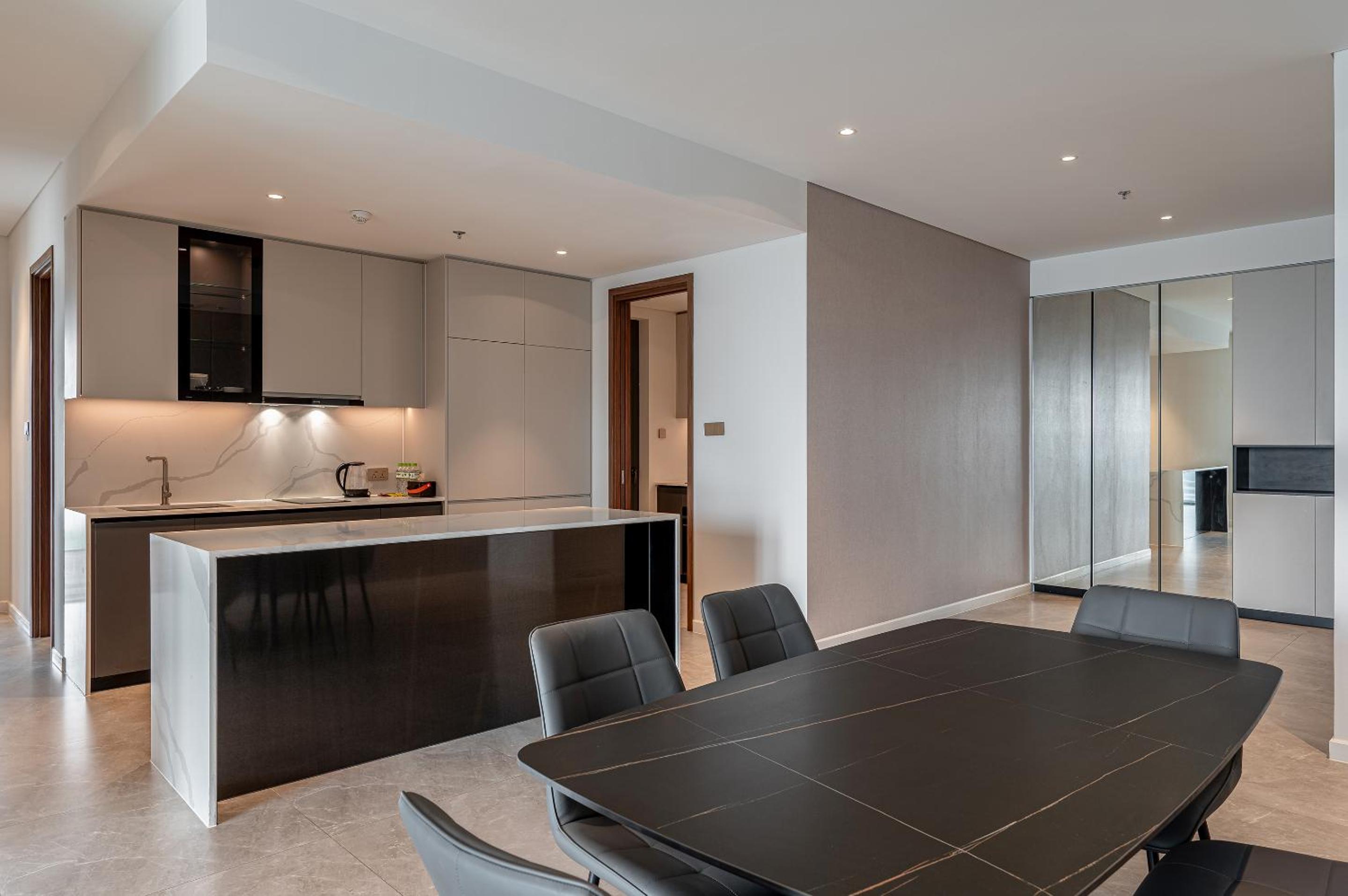 Three-Bedroom Premium Apartment with Balcony - Photo 6