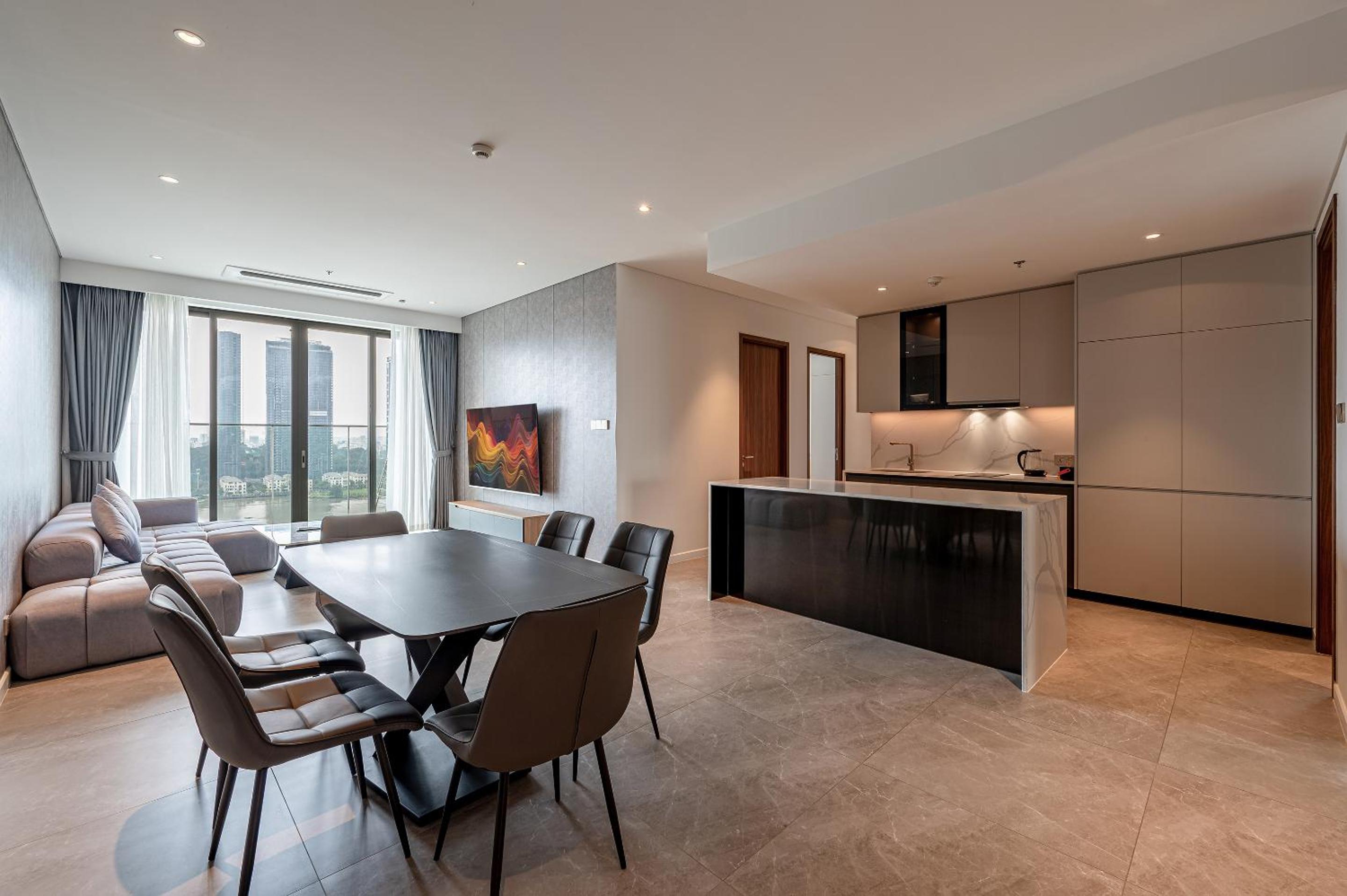 Three-Bedroom Premium Apartment with Balcony - Photo 11