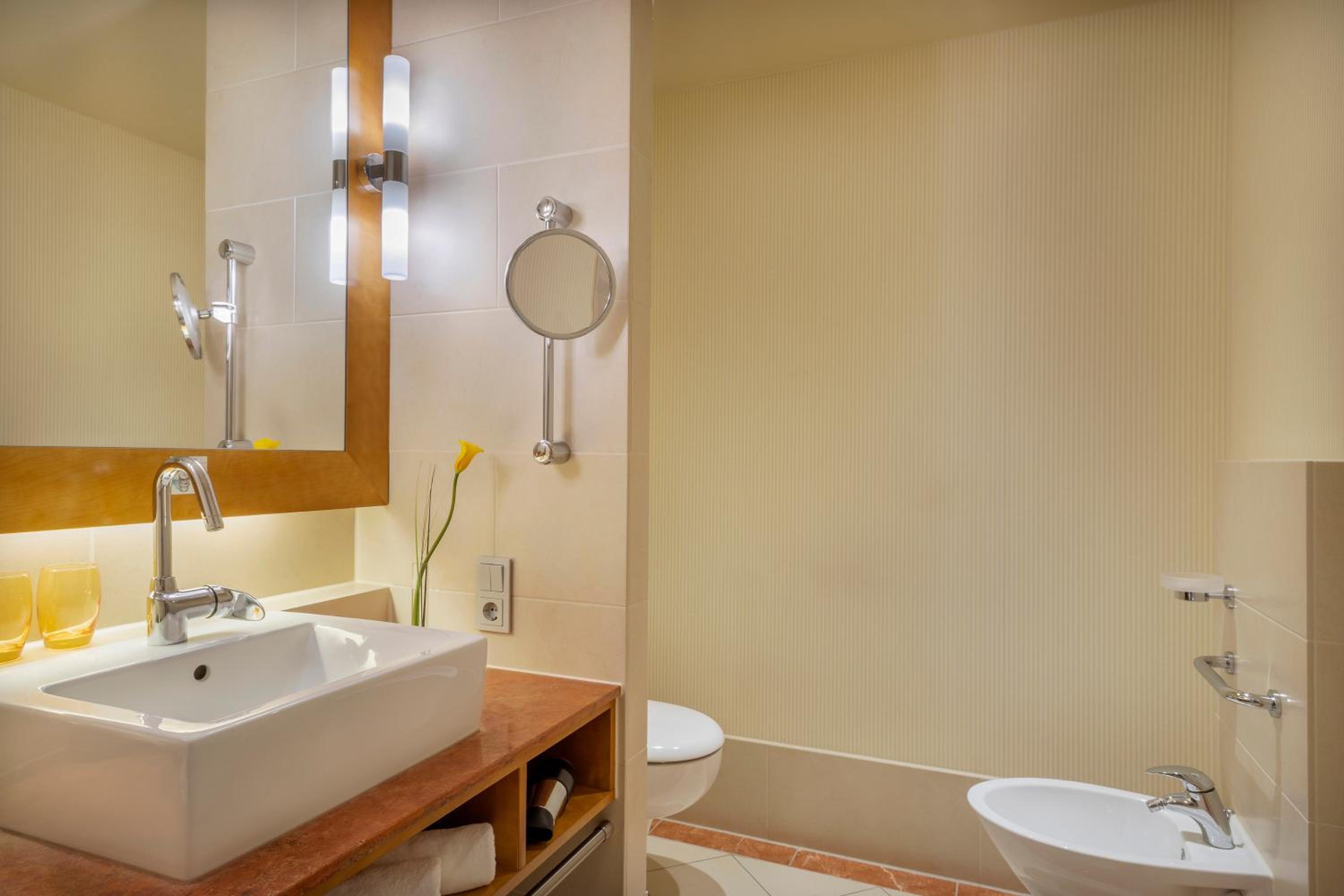 Deluxe Double Room with City View - Photo 4