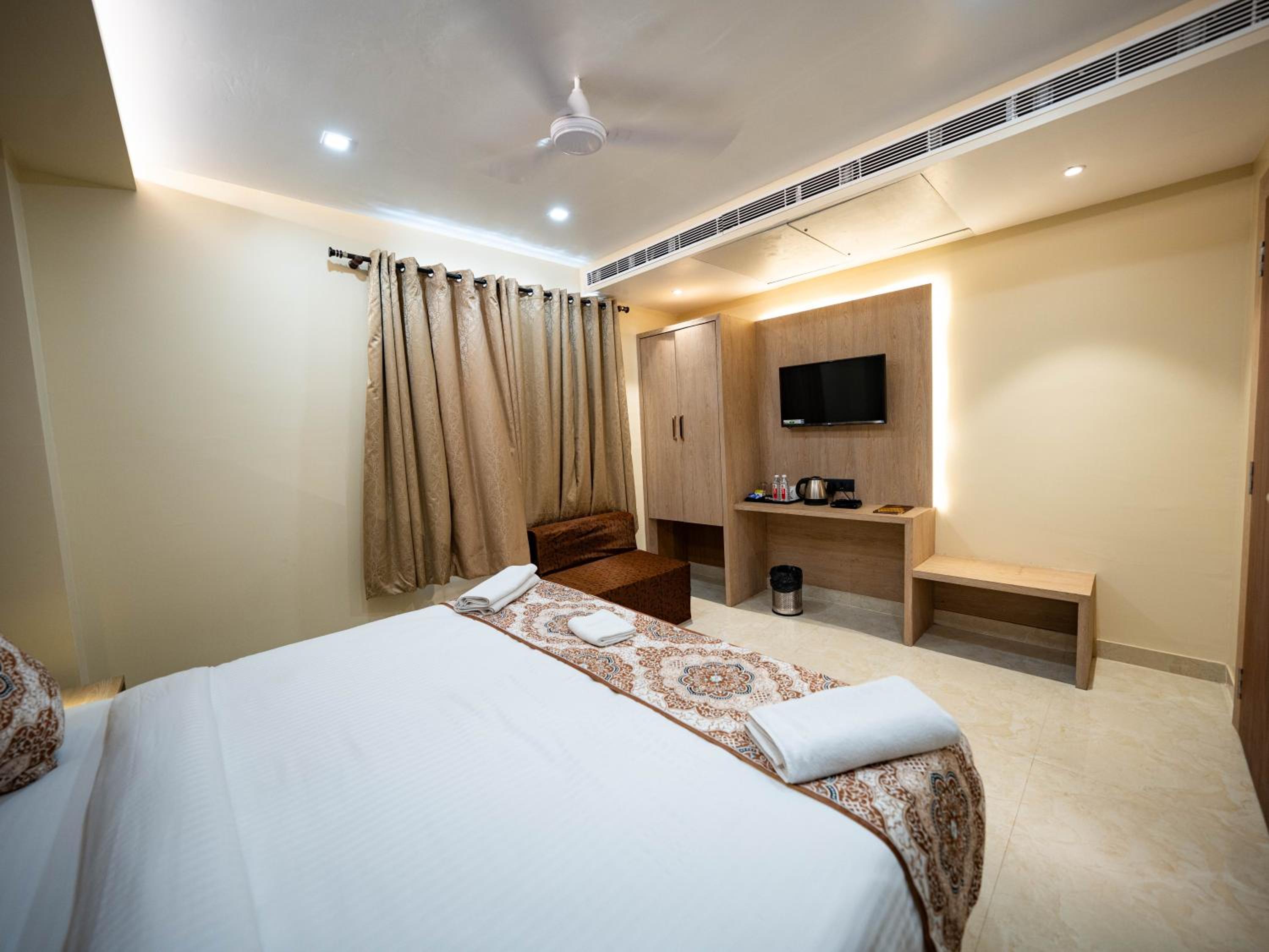 Deluxe Queen Room