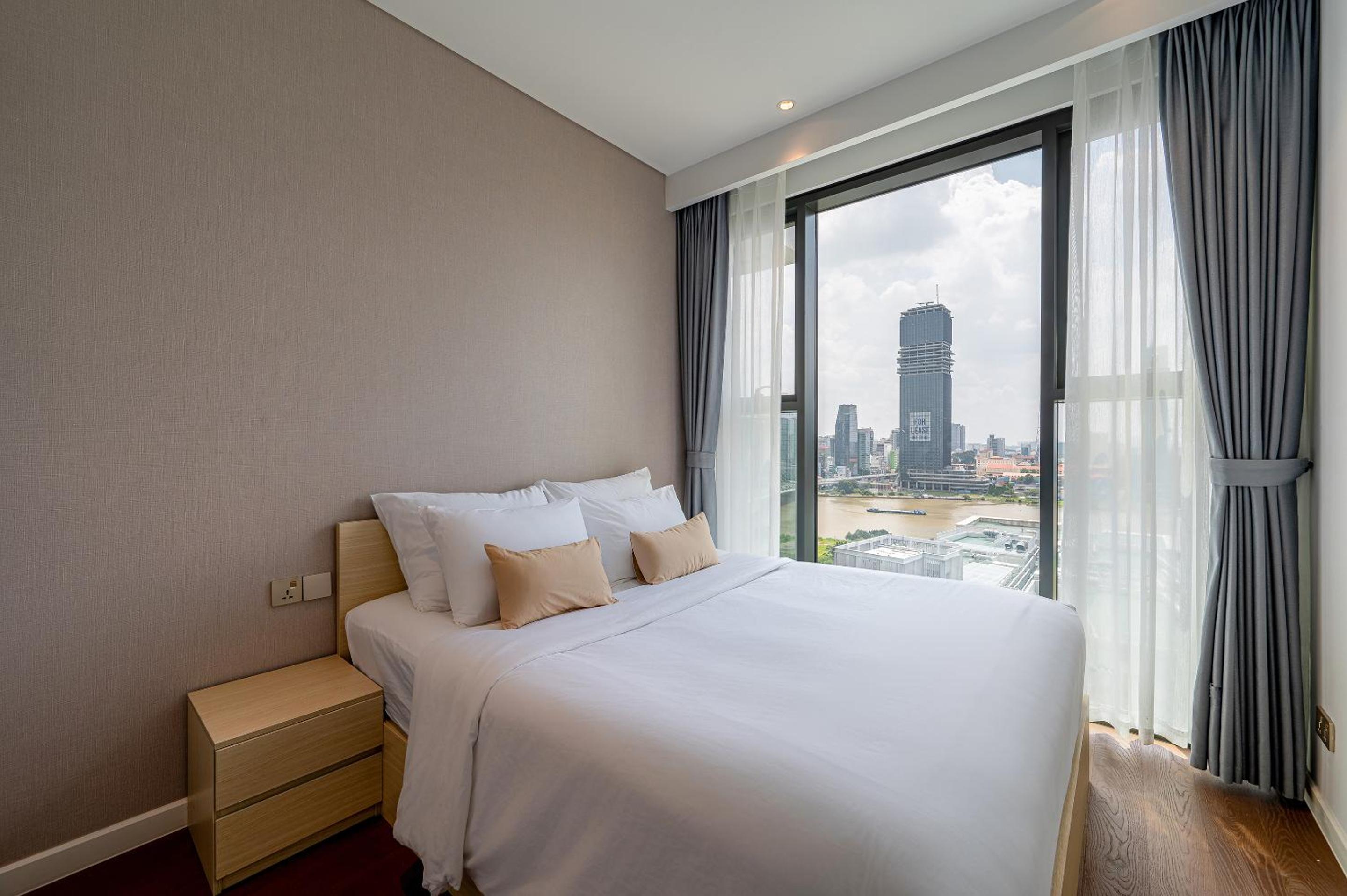 Three-Bedroom Premium Apartment with Balcony - Photo 4
