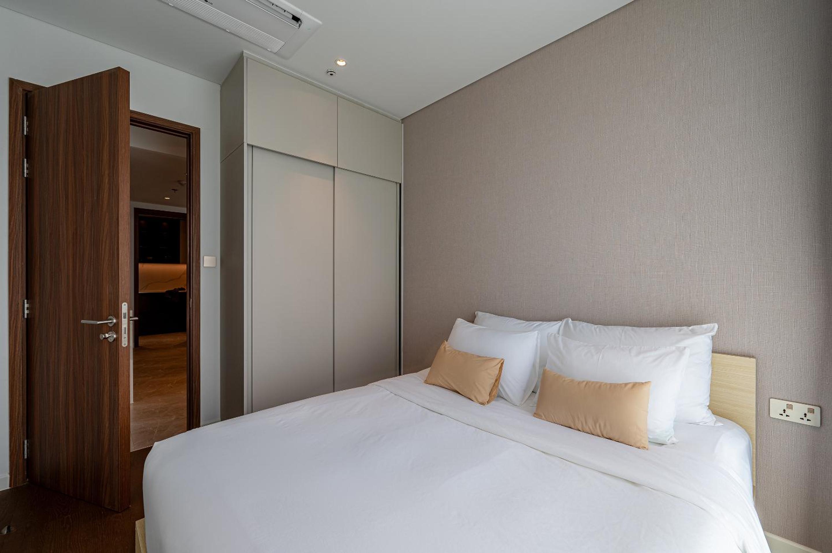 Three-Bedroom Premium Apartment with Balcony - Photo 3