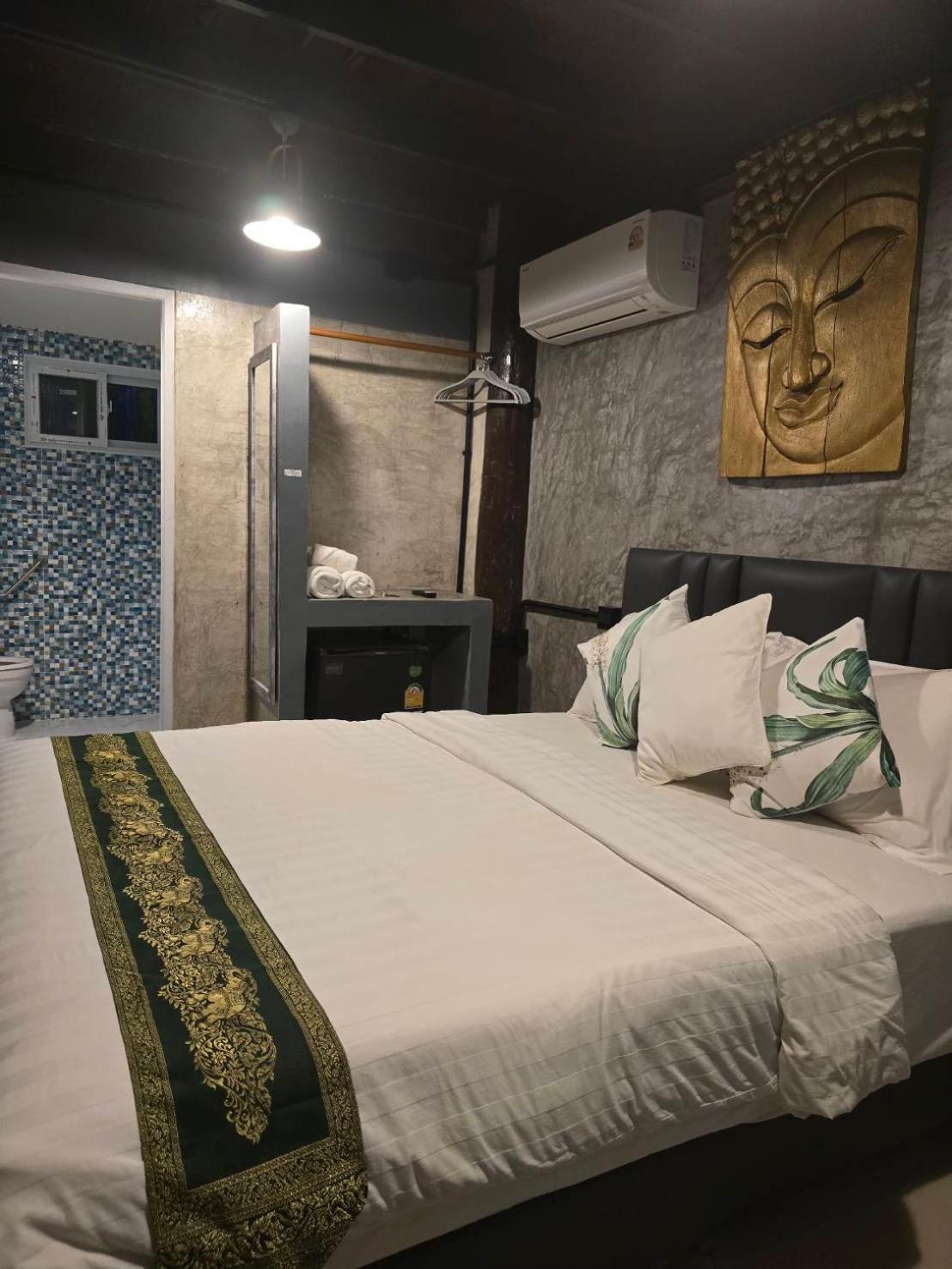 Deluxe Queen Room - Photo 13