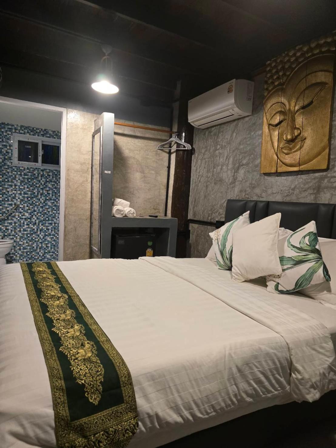 Deluxe Queen Room - Photo 14