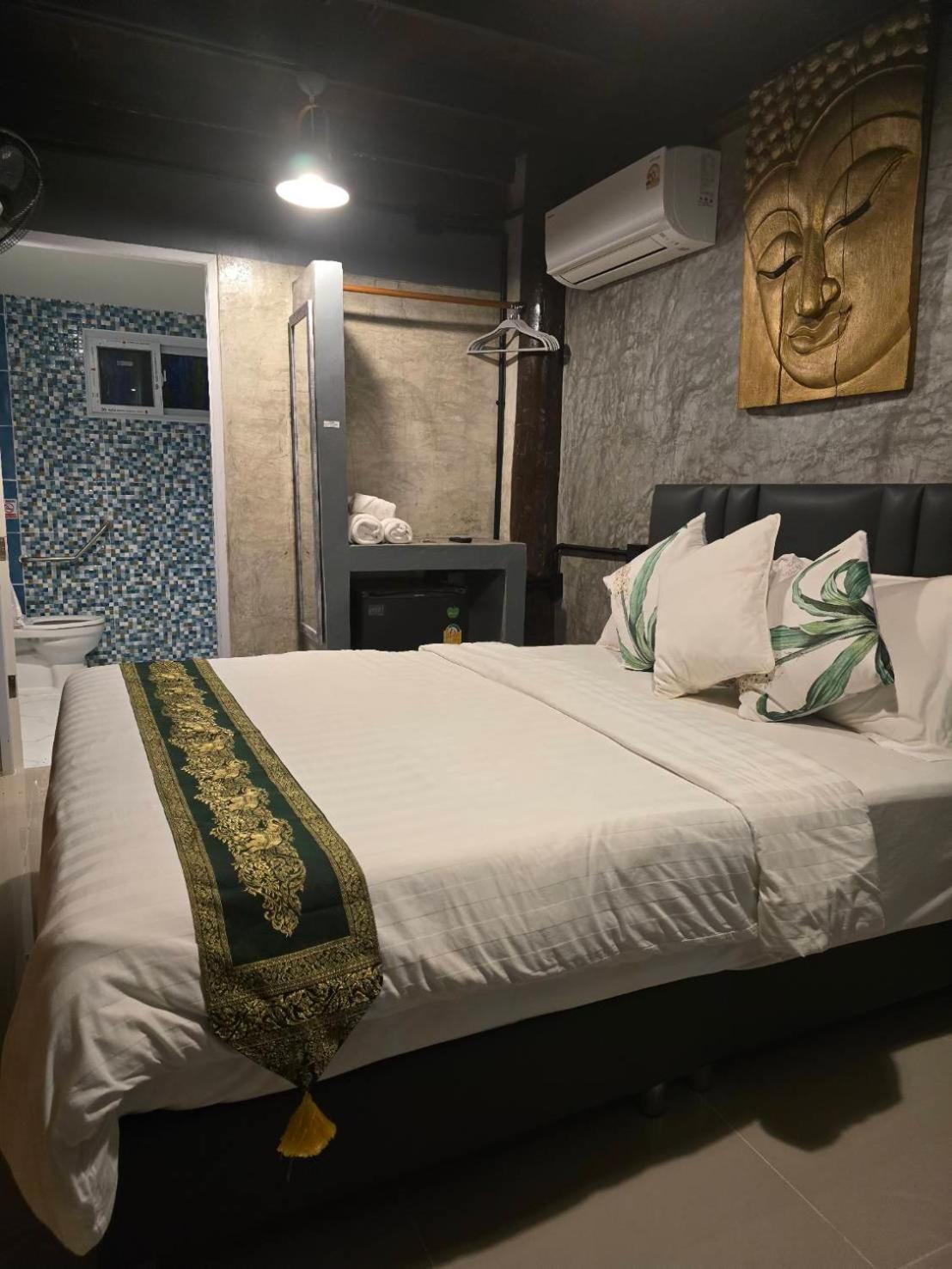 Deluxe Queen Room - Photo 2