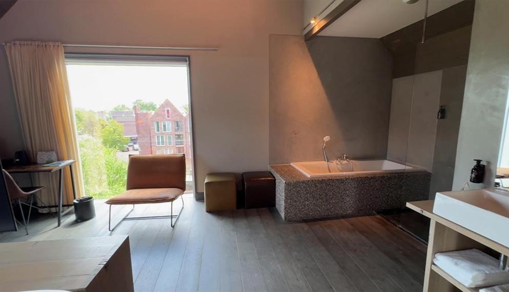 Suite - Photo 1