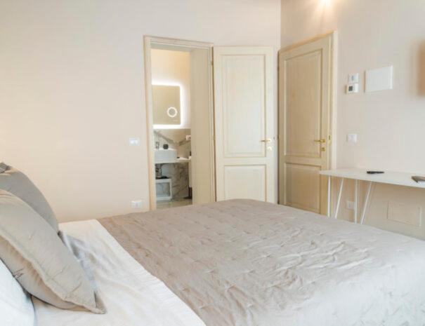 Double Room with Private Bathroom - Photo 2
