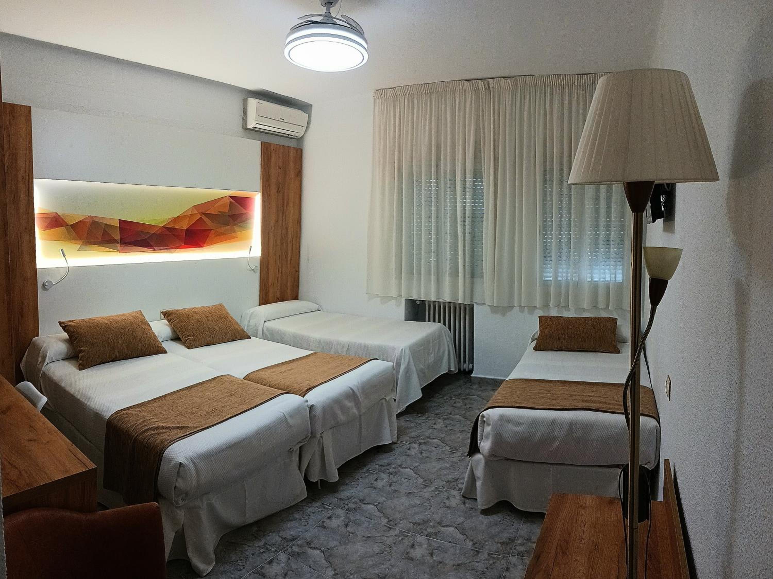 Double Room with two Extra Beds photo 2