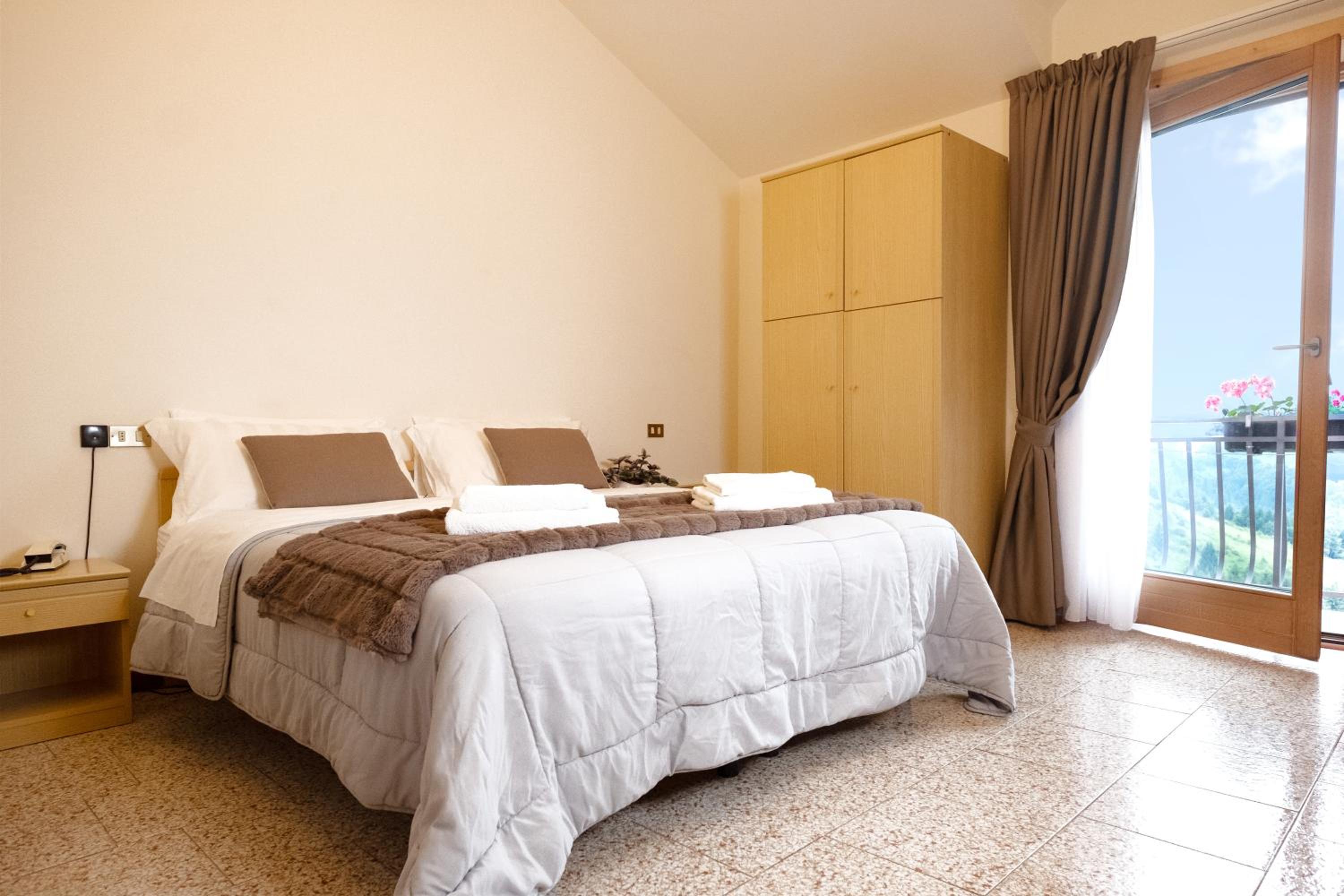 Standard King Room - Photo 7