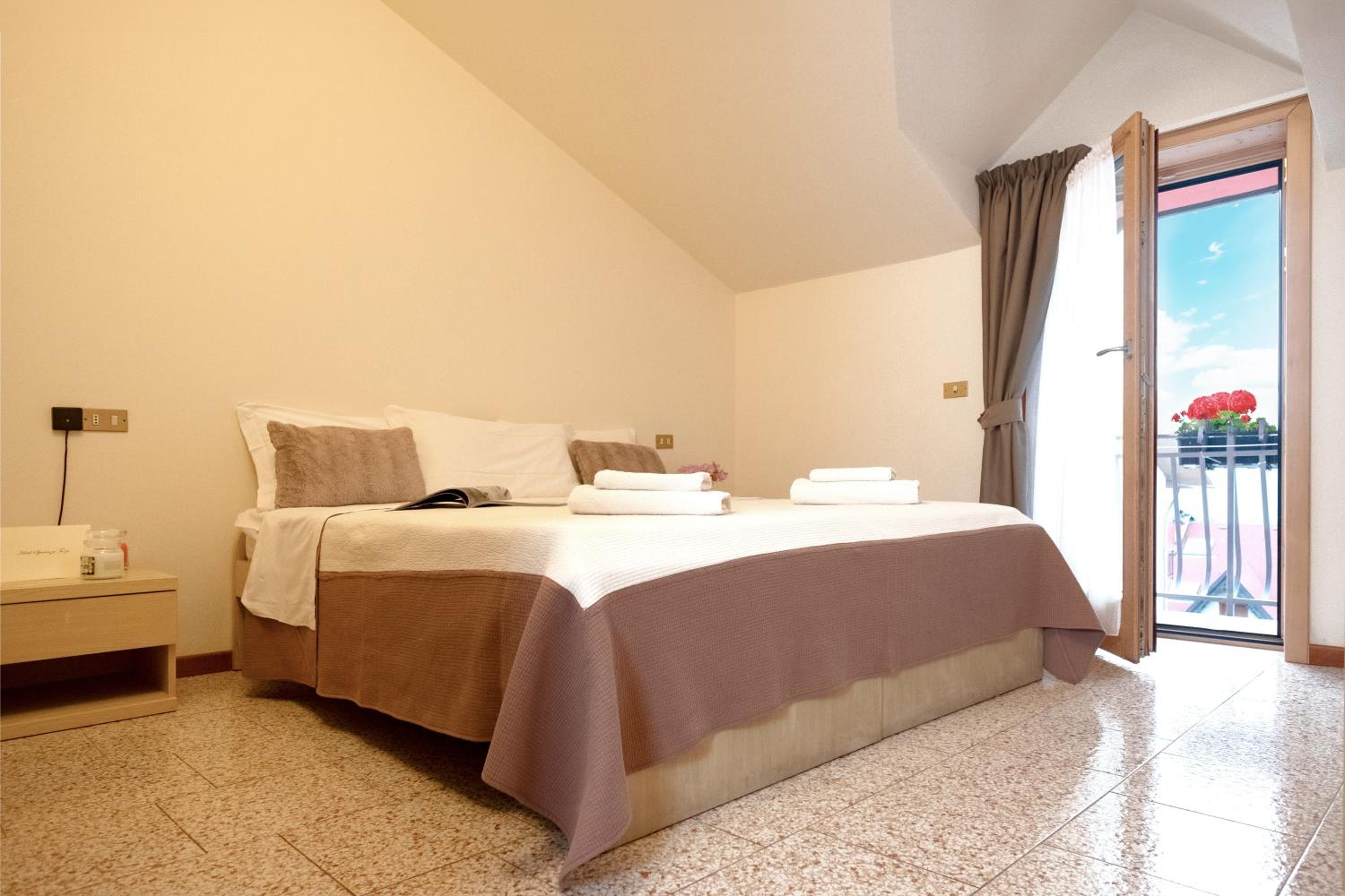 Standard King Room - Photo 2