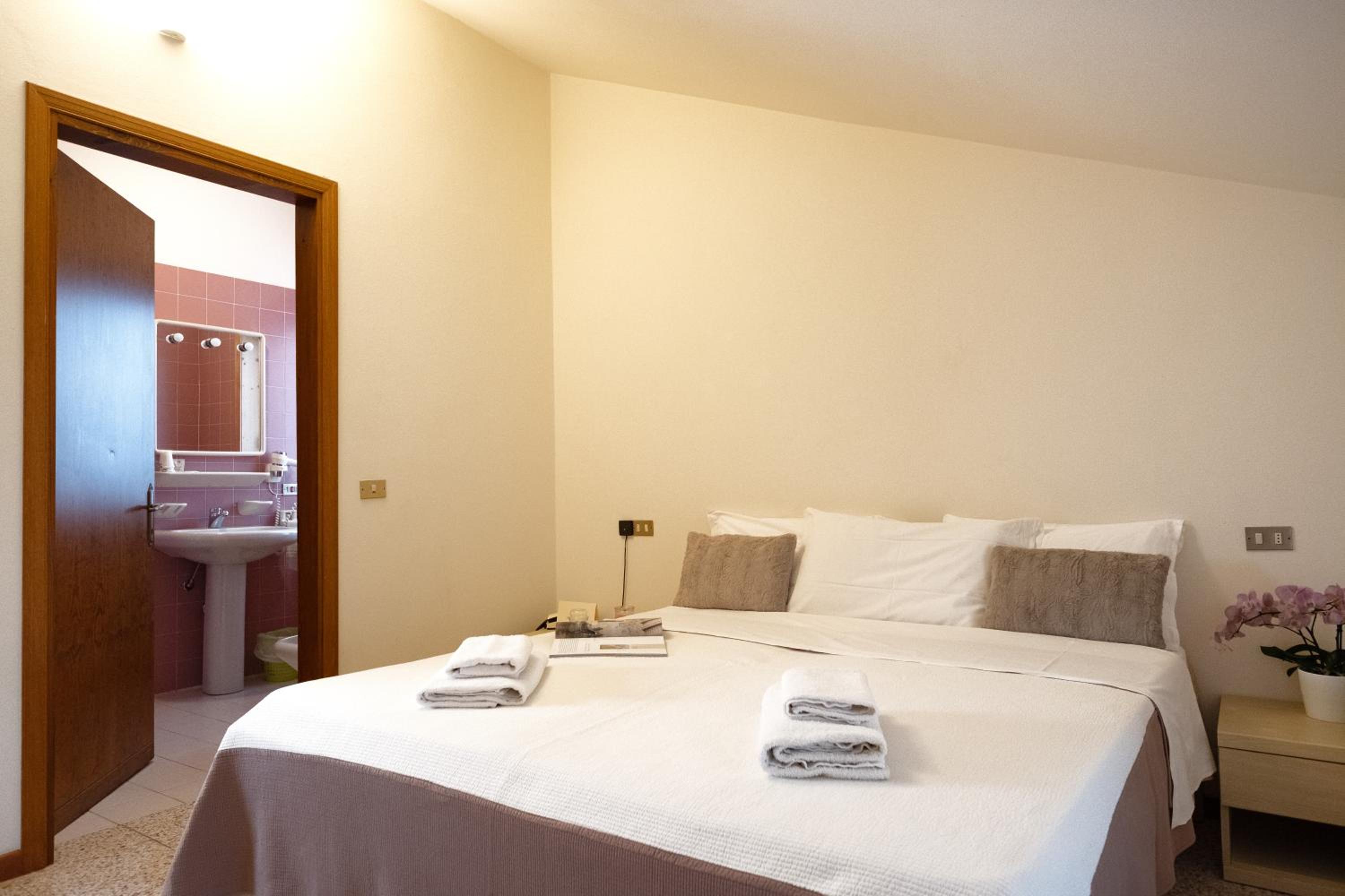 Standard King Room - Photo 3