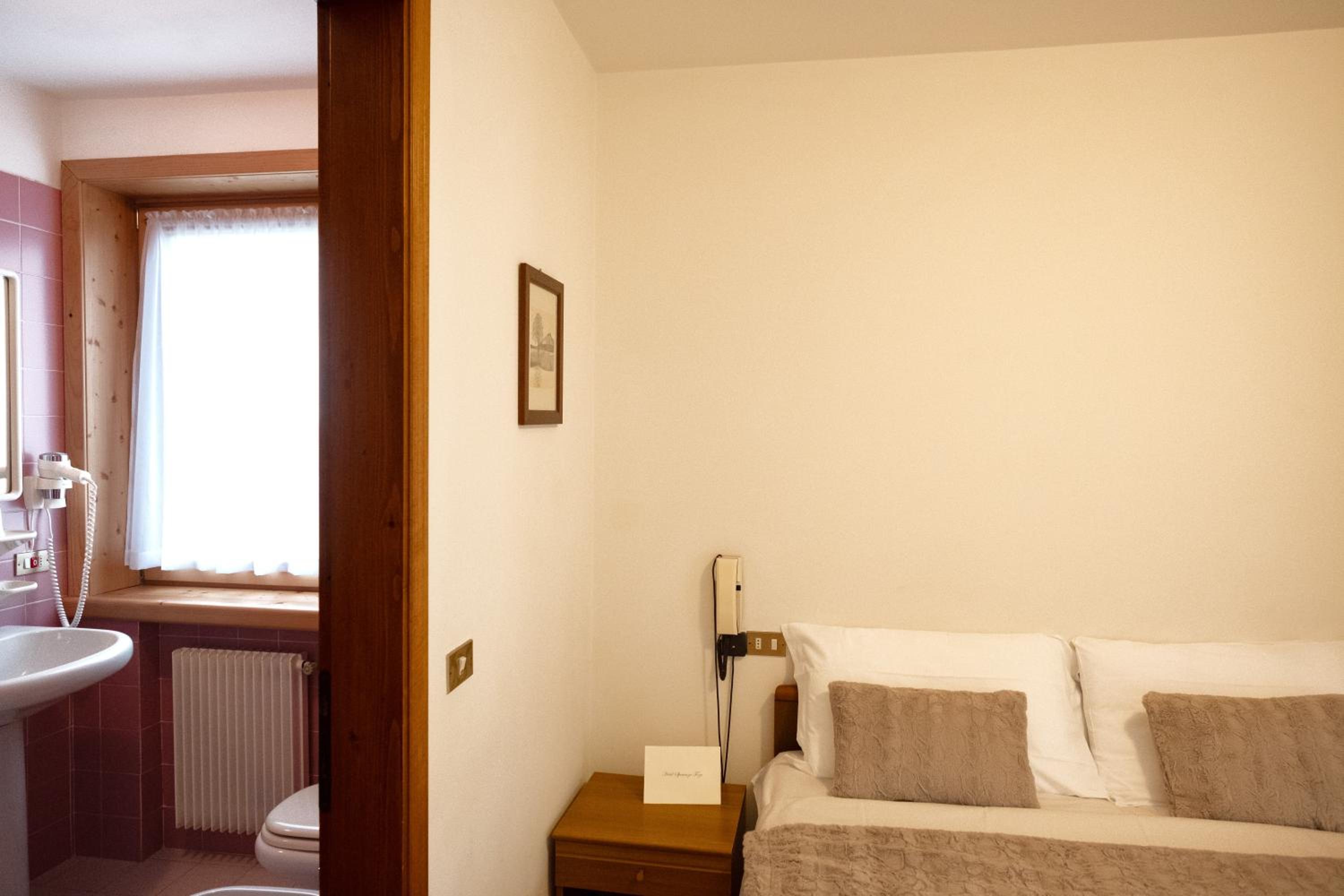 Standard King Room - Photo 4