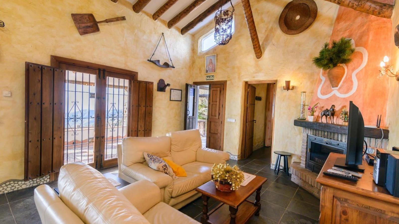 Three-Bedroom House photo 3