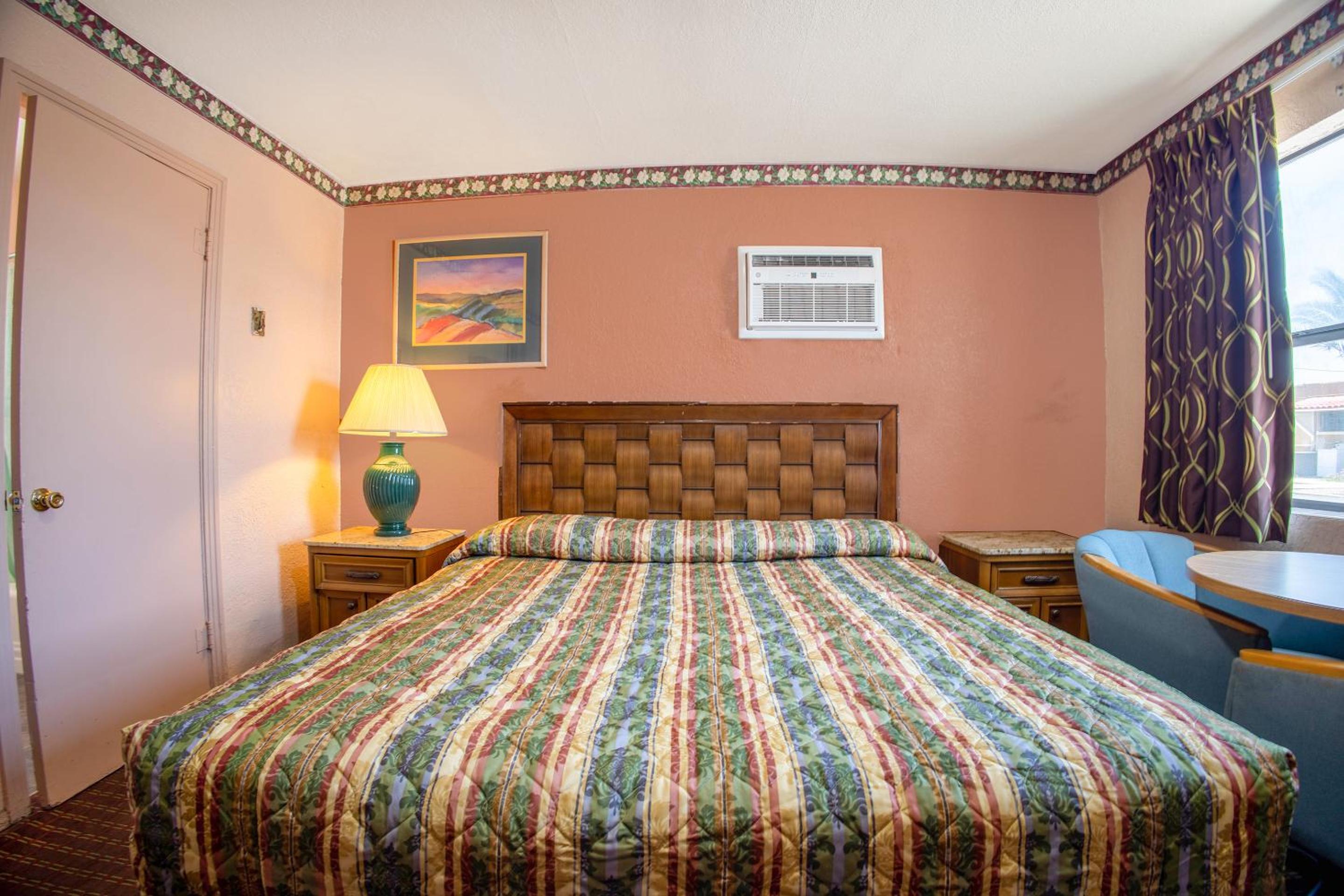 King Bed Non-Smoking - Photo 10
