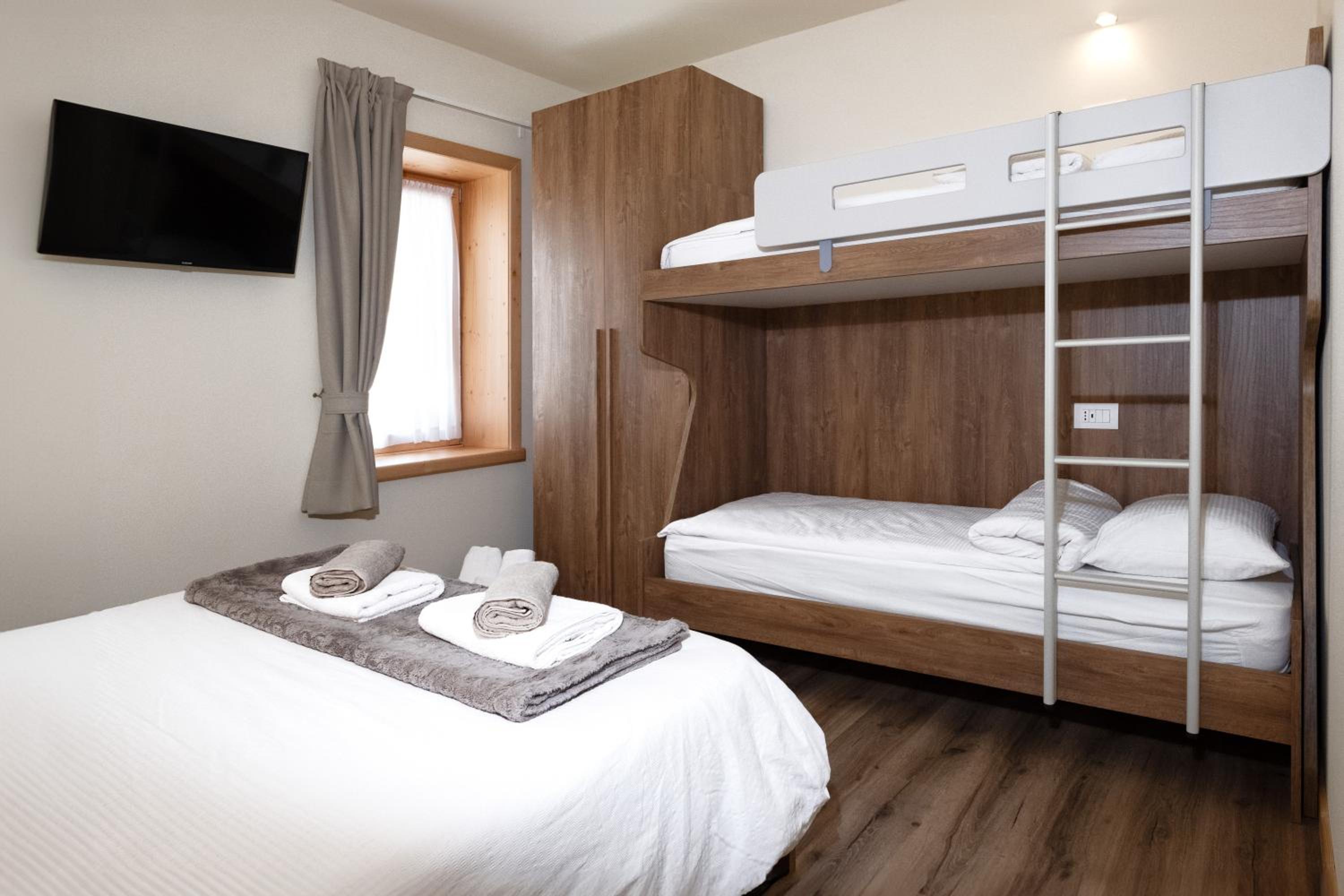 Deluxe Quadruple Room - Photo 8