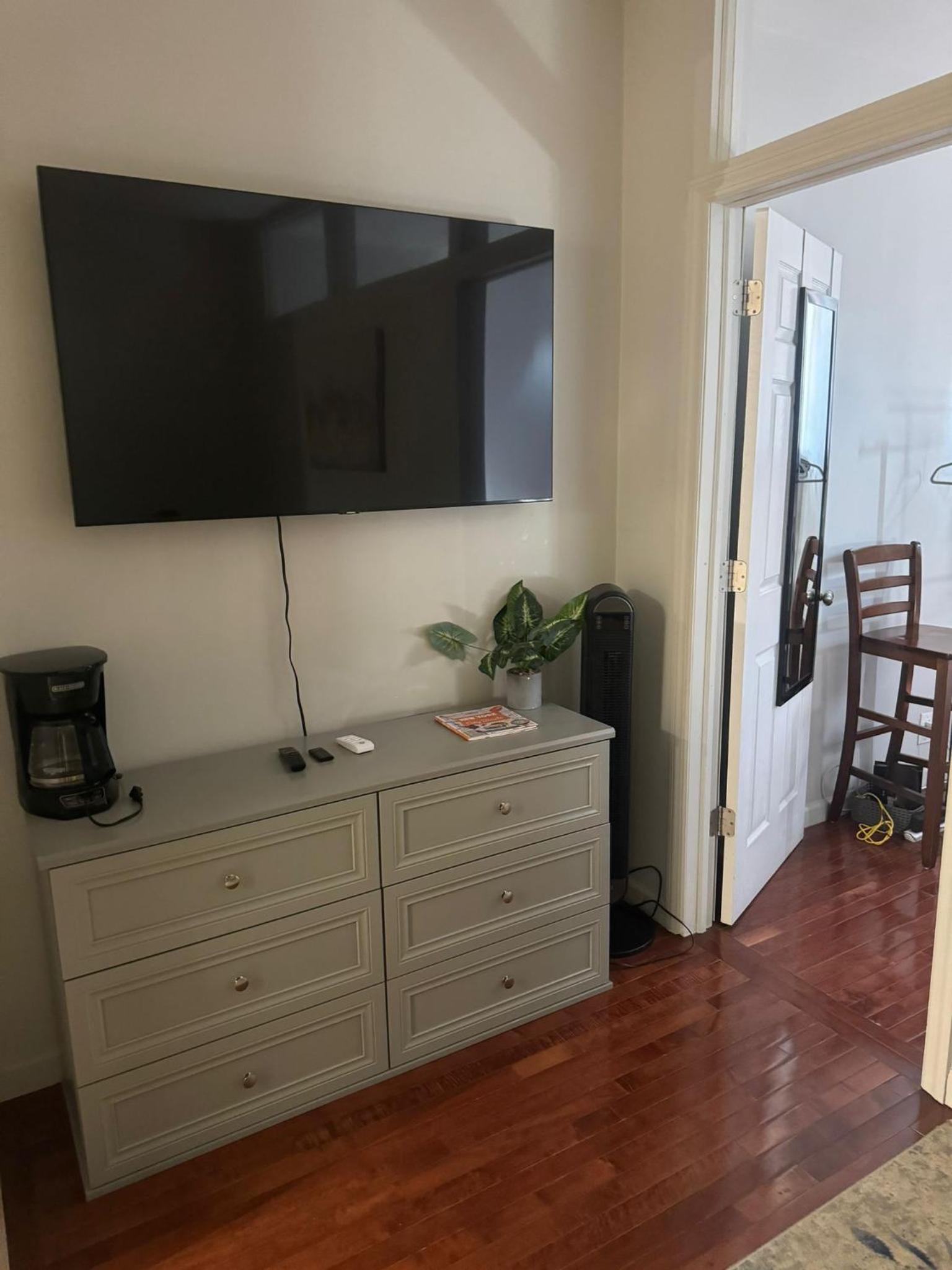 One-Bedroom Apartment photo 1