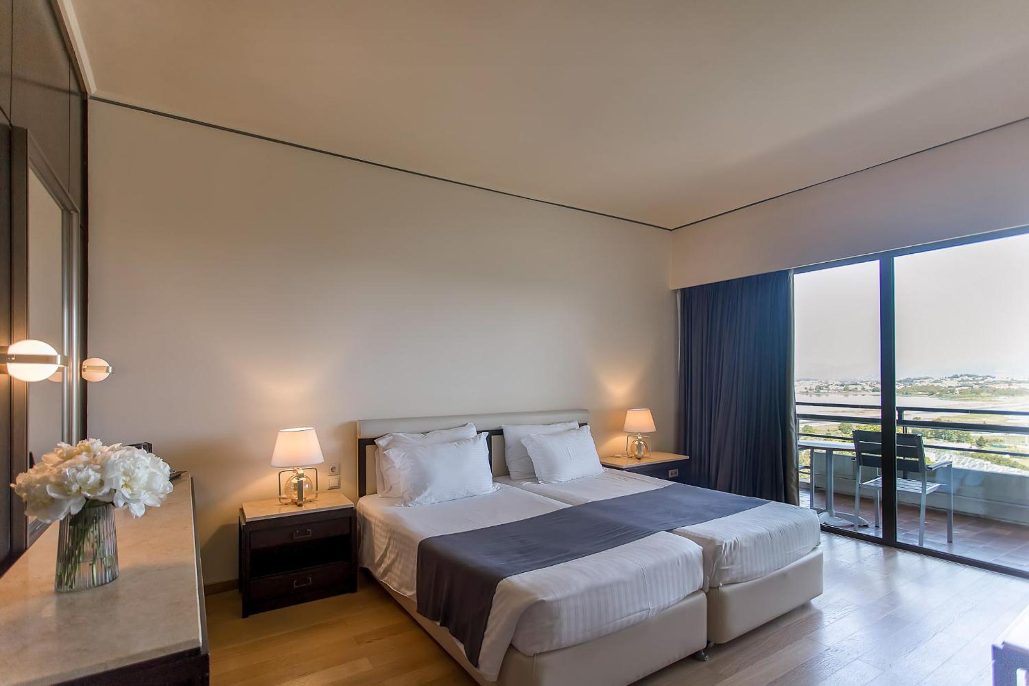 Twin Room with Lake View - Photo 3