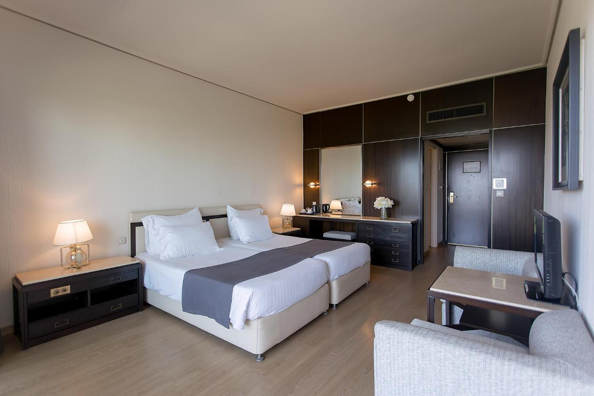 Twin Room with Lake View - Photo 1
