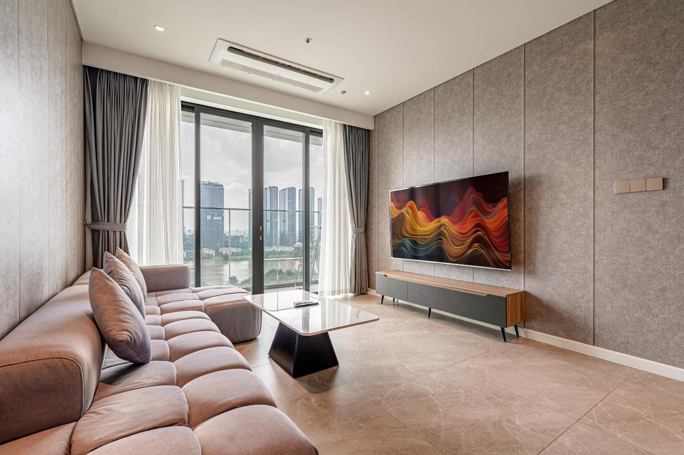 Three-Bedroom Premium Apartment with Balcony - Photo 13