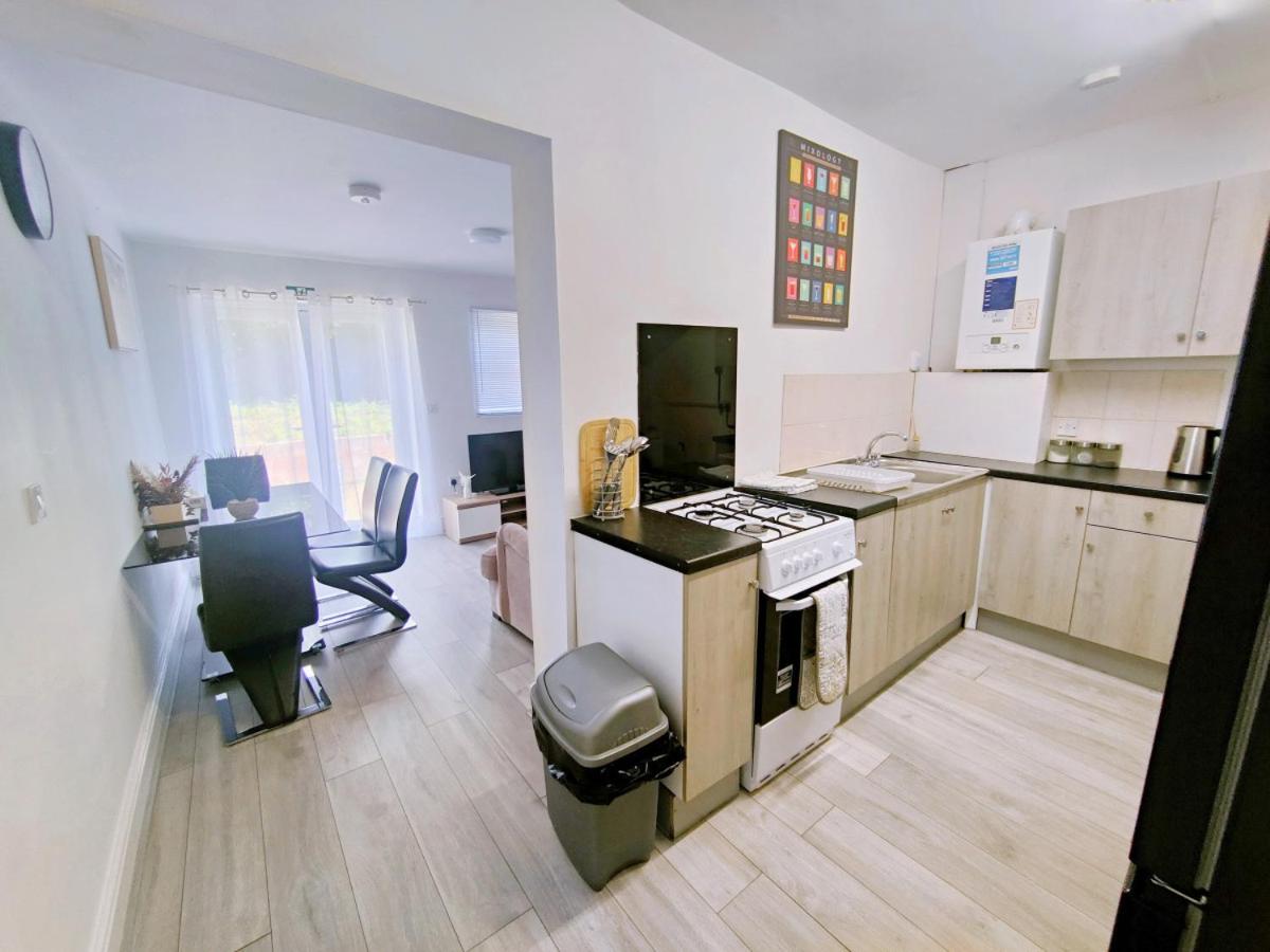 Five-Bedroom House photo 3