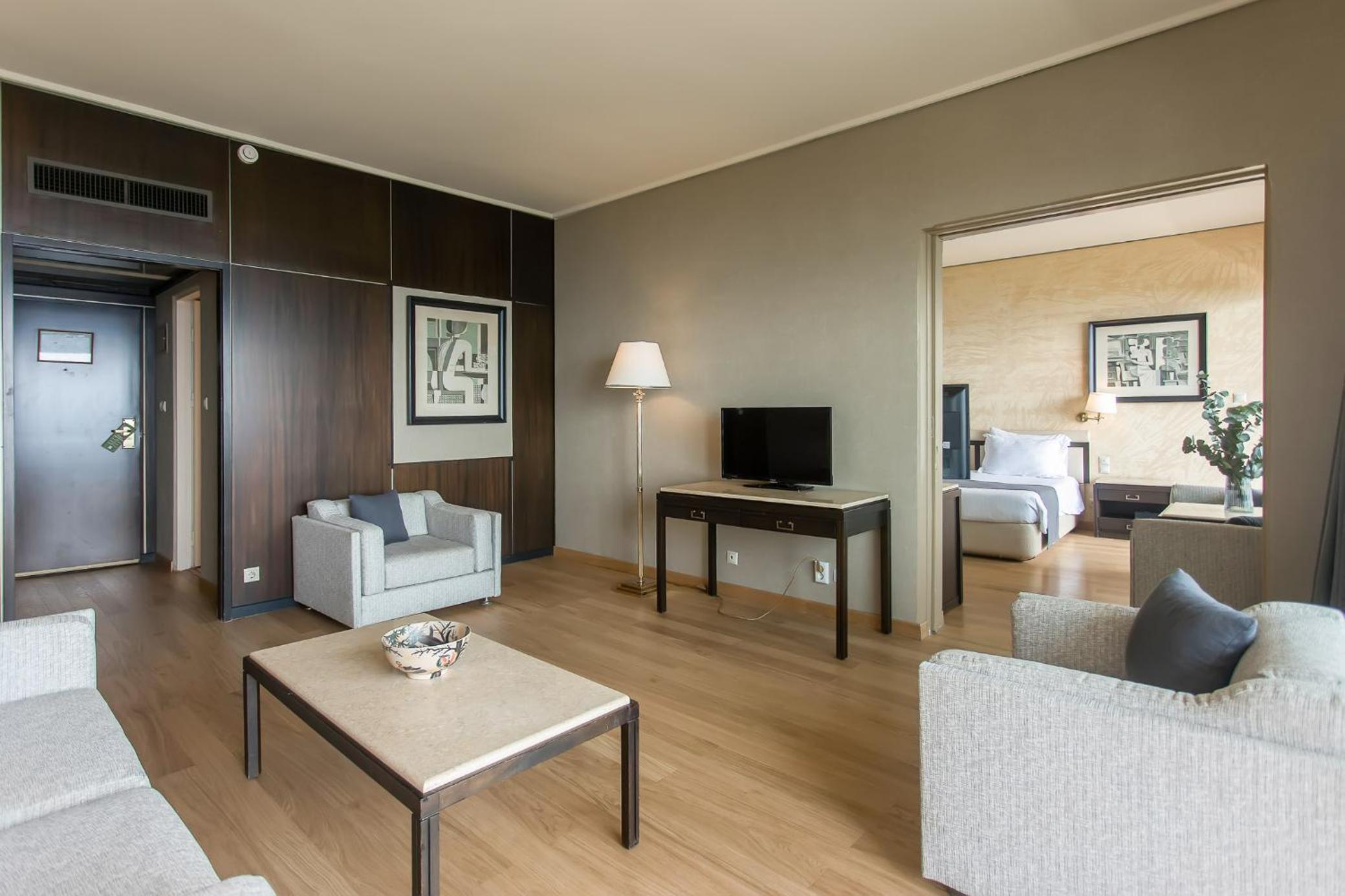 One-Bedroom Suite - Photo 4