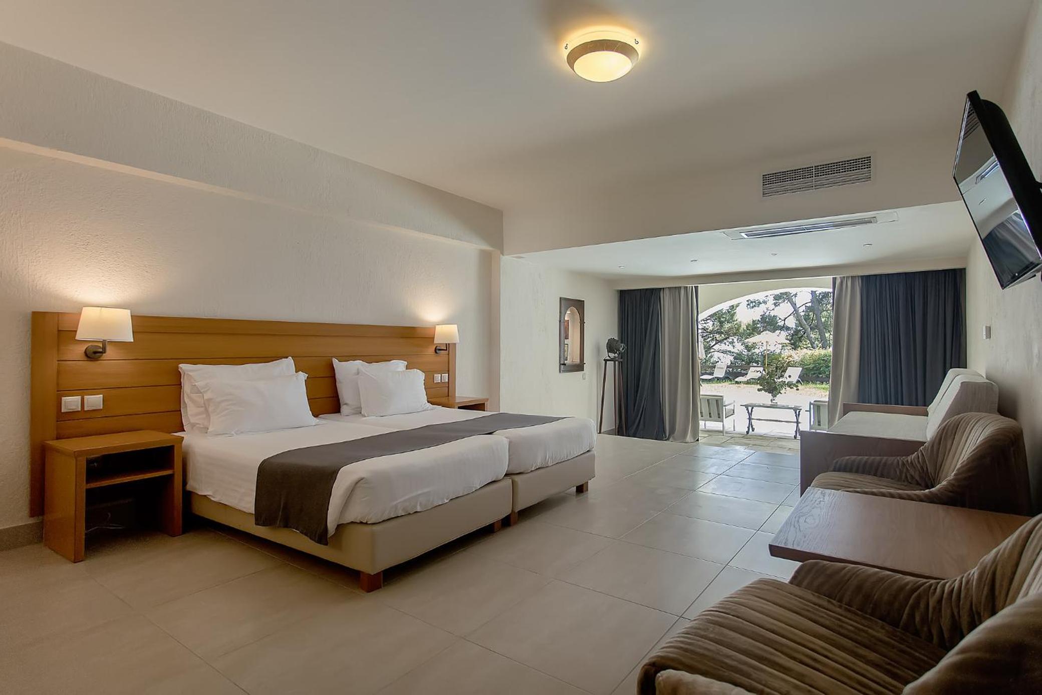 Suite with Shared Pool - Photo 4