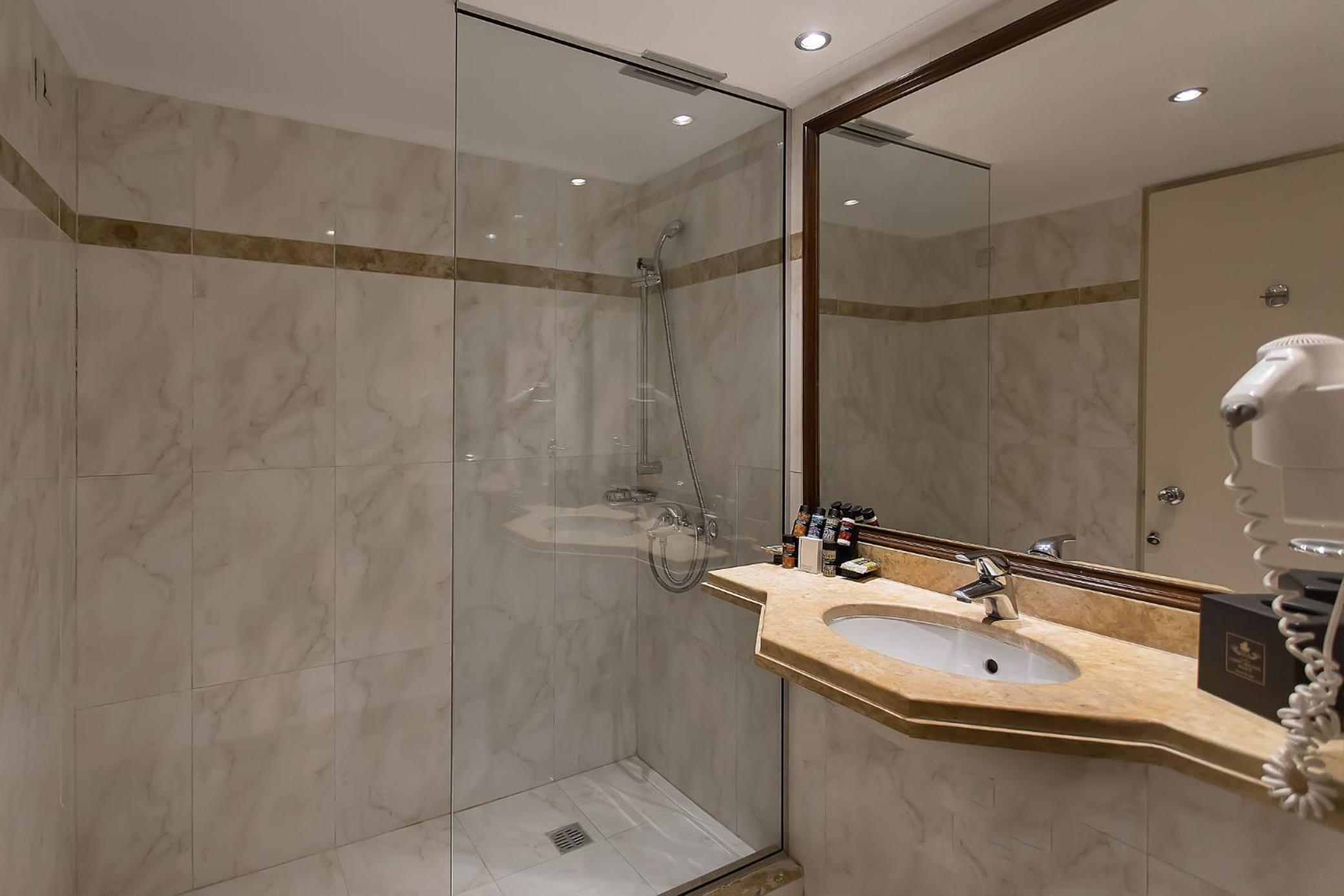 Standard Double Room - Photo 3