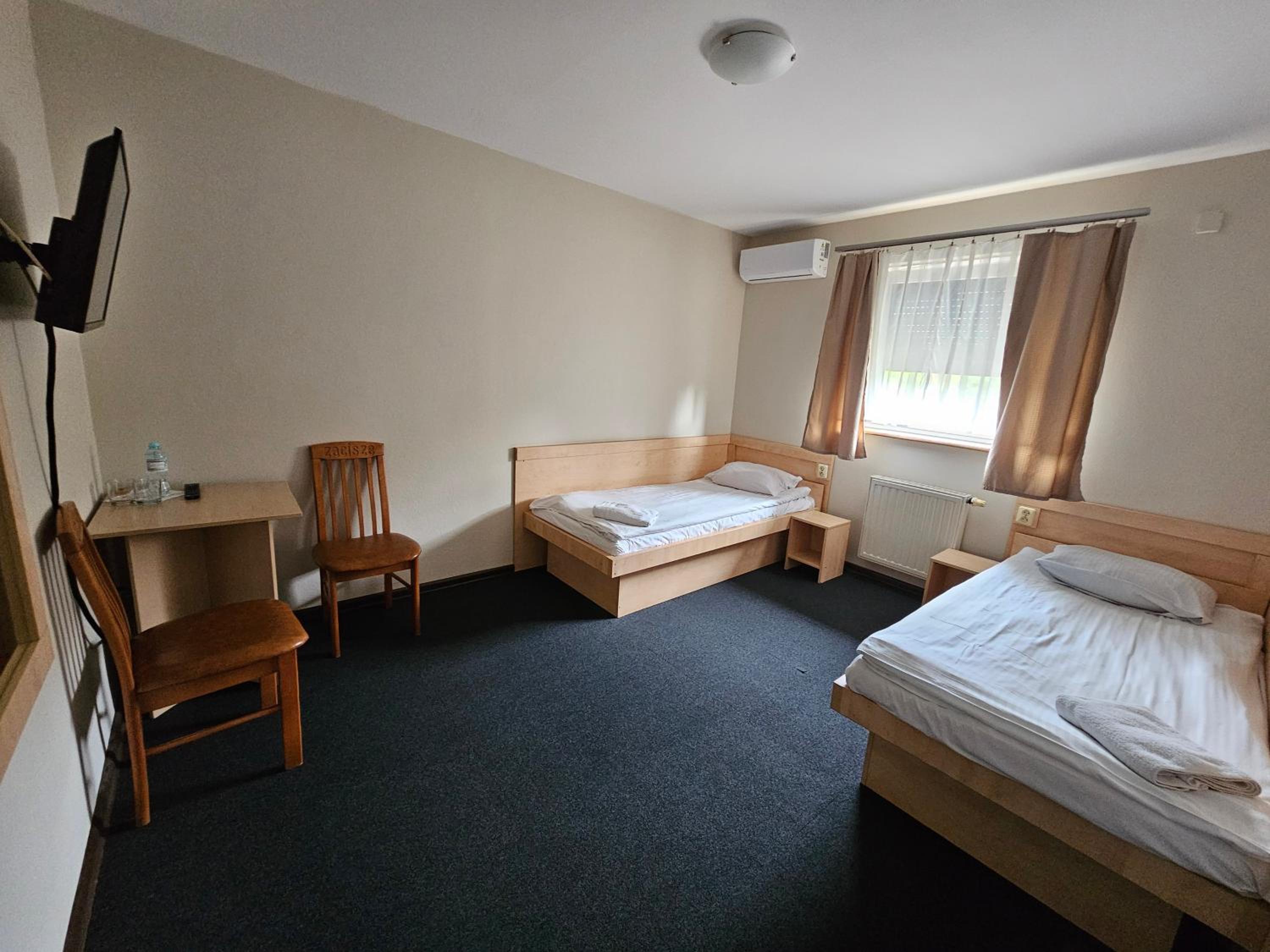 Twin Room with Private Bathroom photo 2