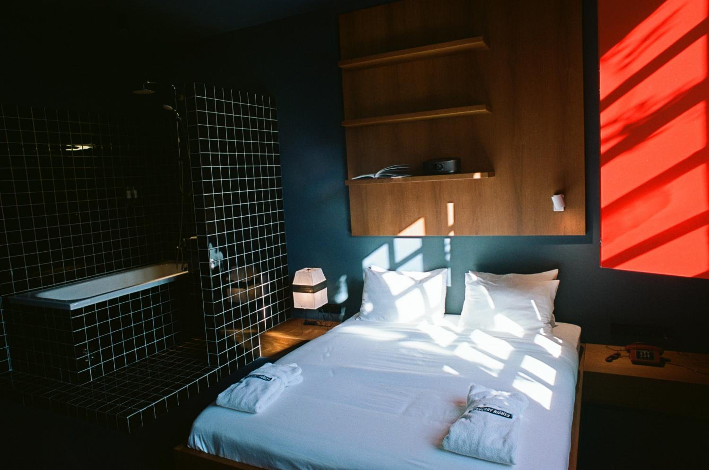Deluxe Double Room with Bath - Photo 4