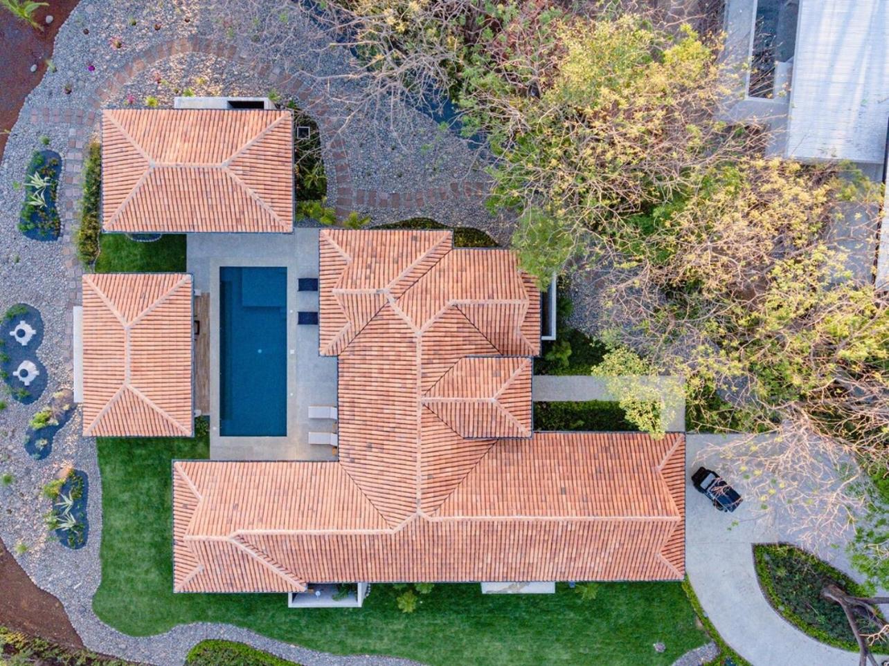Five-Bedroom House photo 2