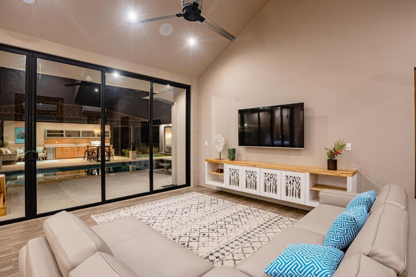 Five-Bedroom House photo 1