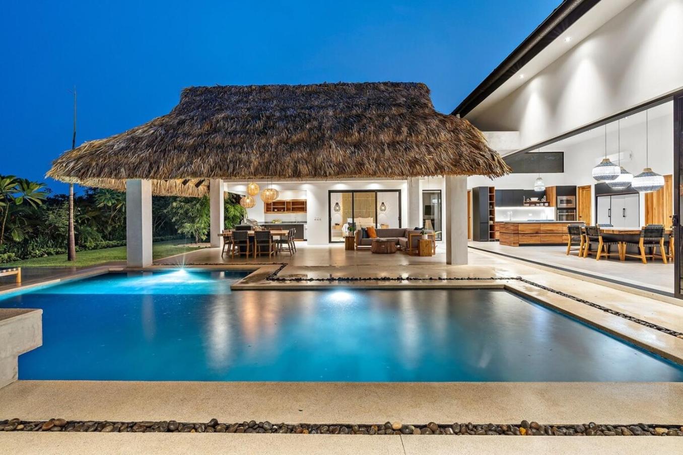 Five-Bedroom House photo 1