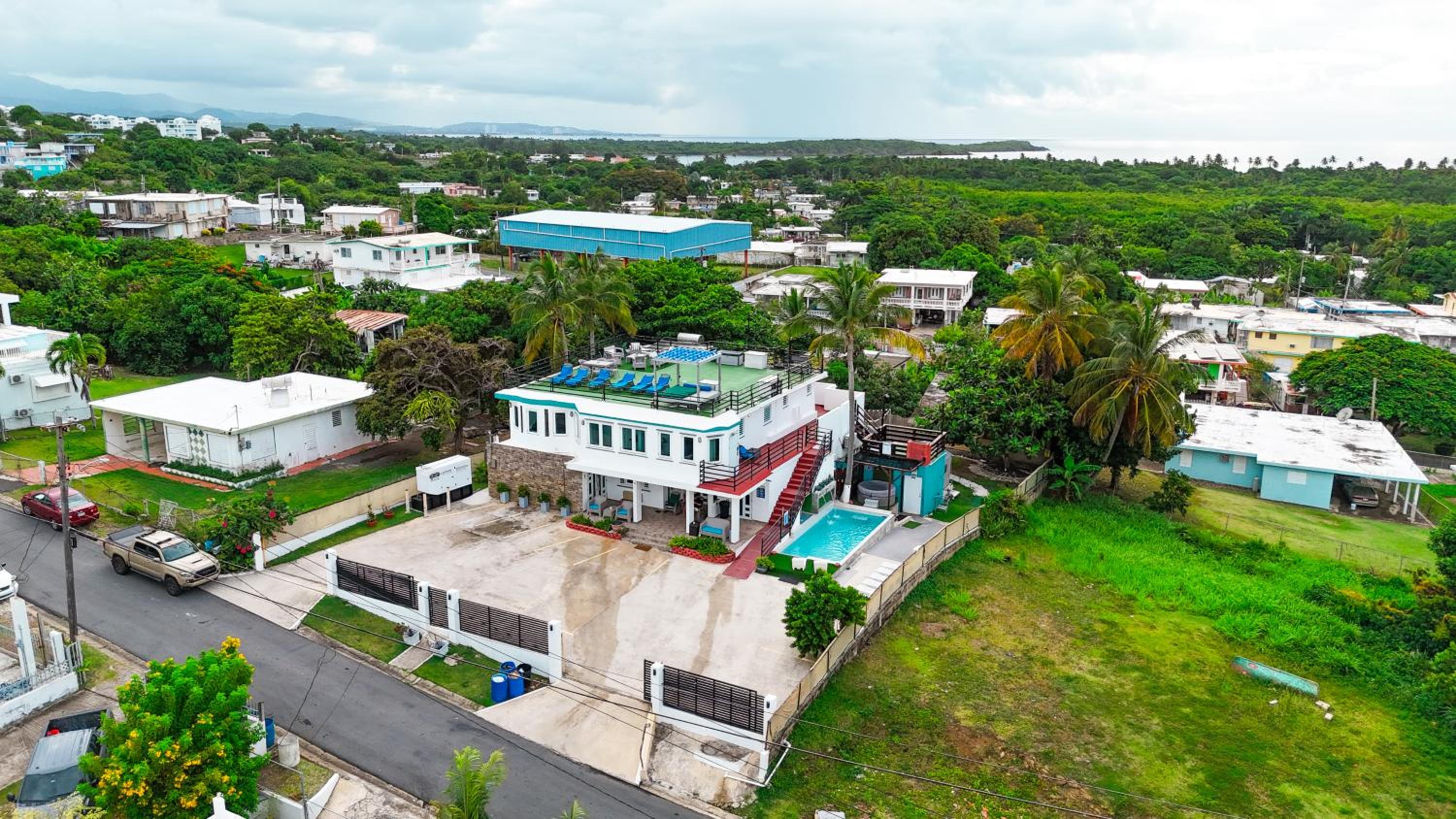 Eight-Bedroom House photo 1
