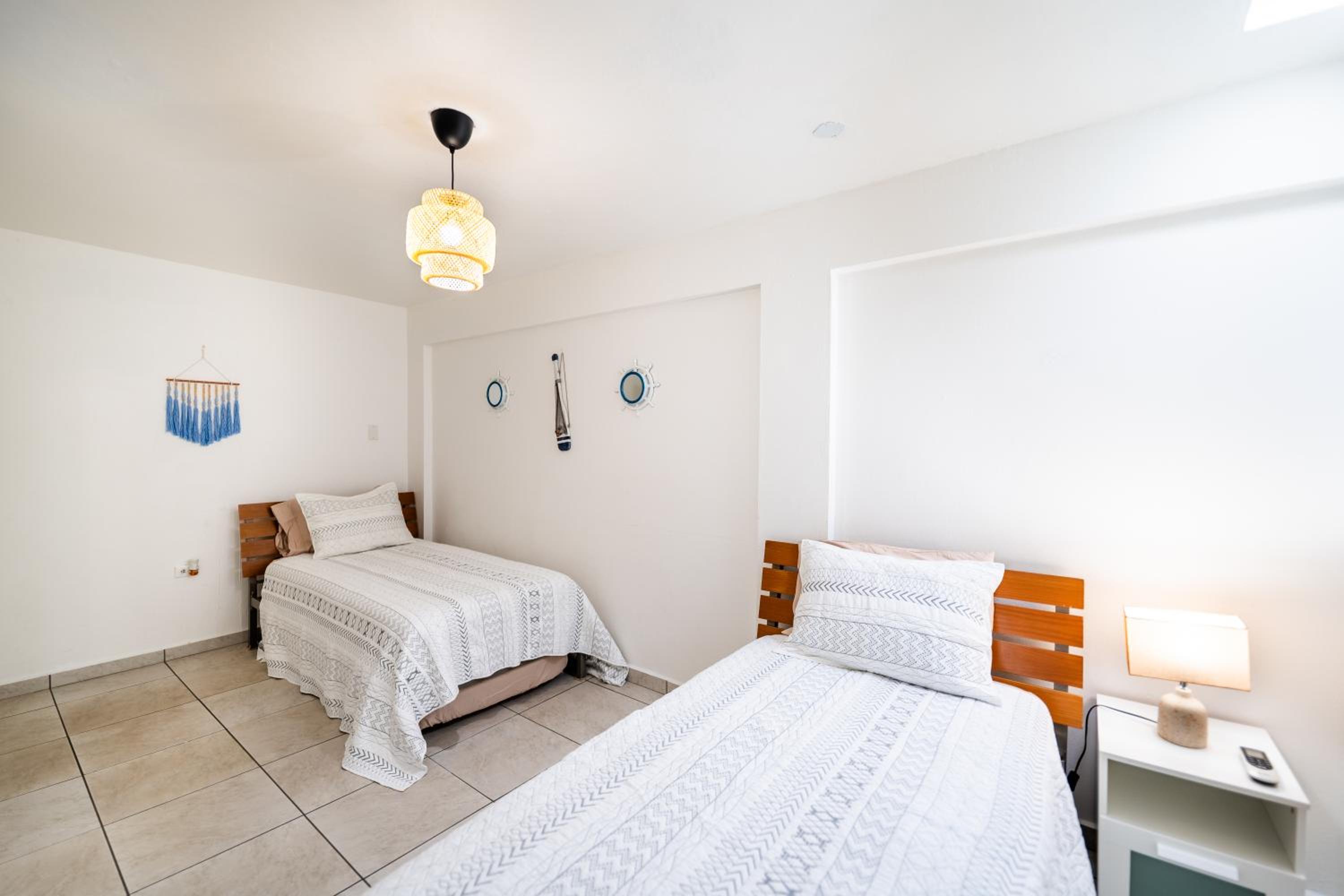 Eight-Bedroom House photo 2