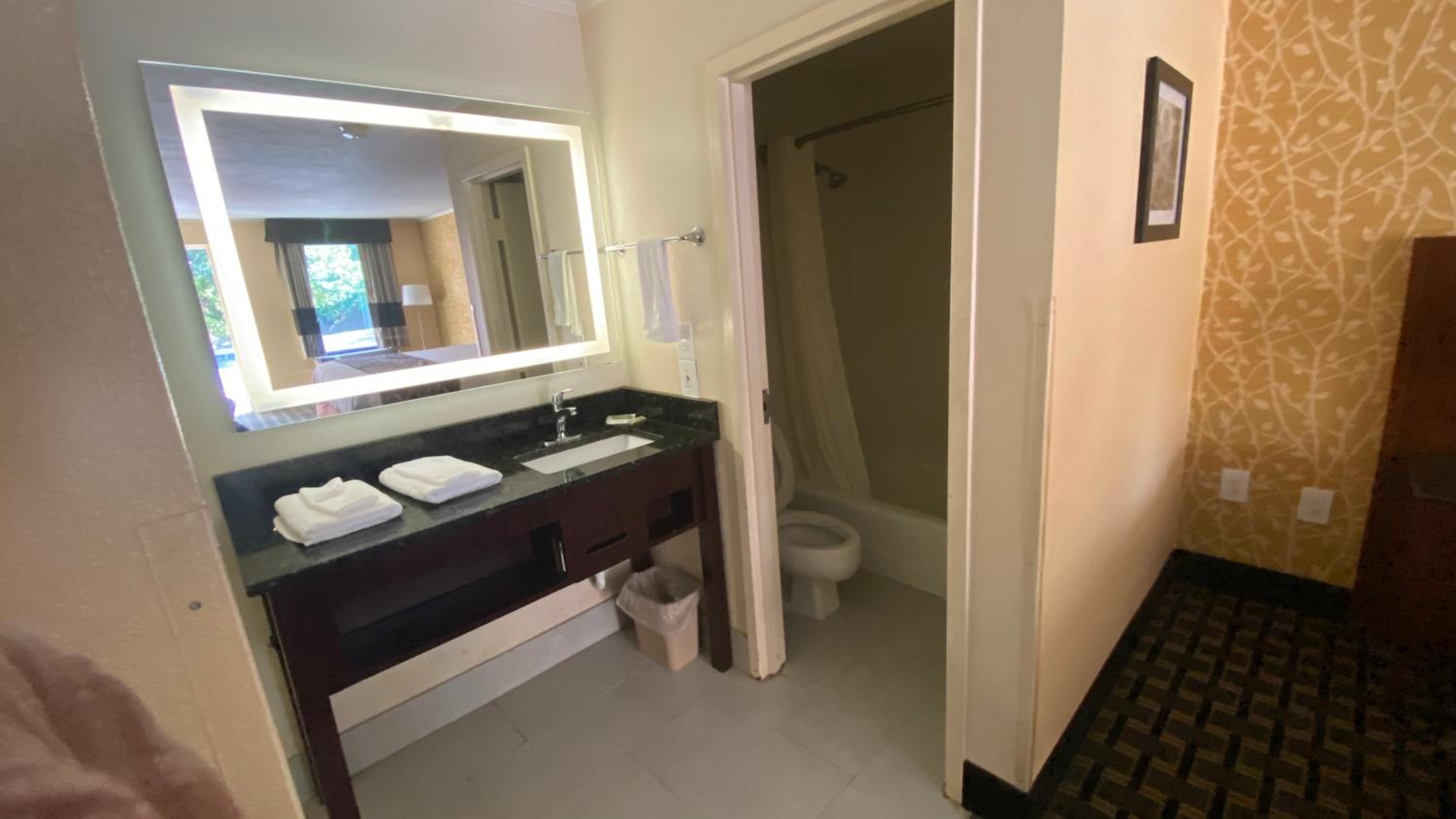 Deluxe Double Room (1 Adult + 2 Children) photo 2
