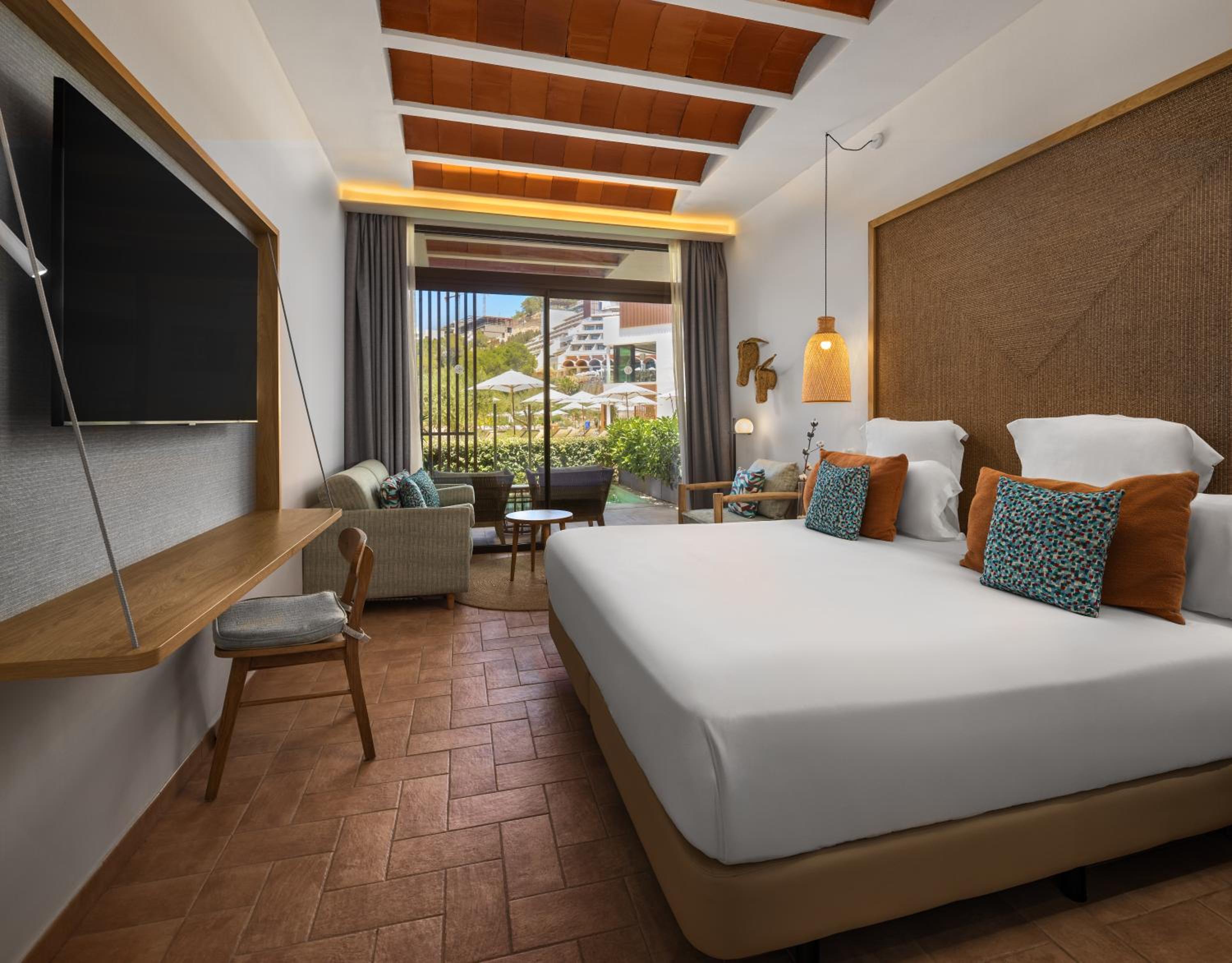 The Club King Room with Swim-up Pool