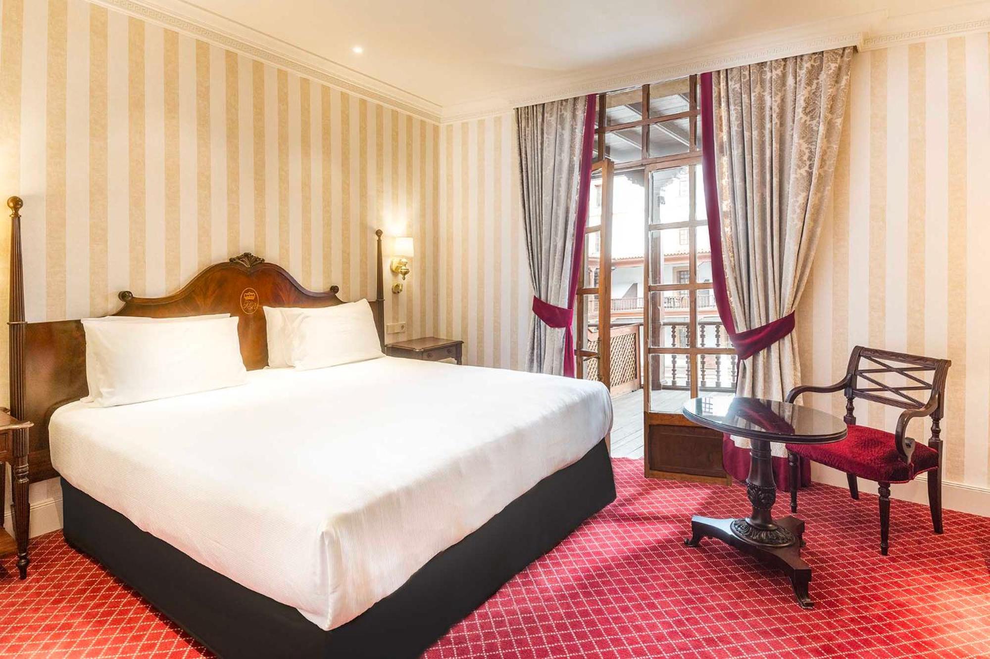 Premium Room with Terrace and views of the Patio de la Reina - Photo 1
