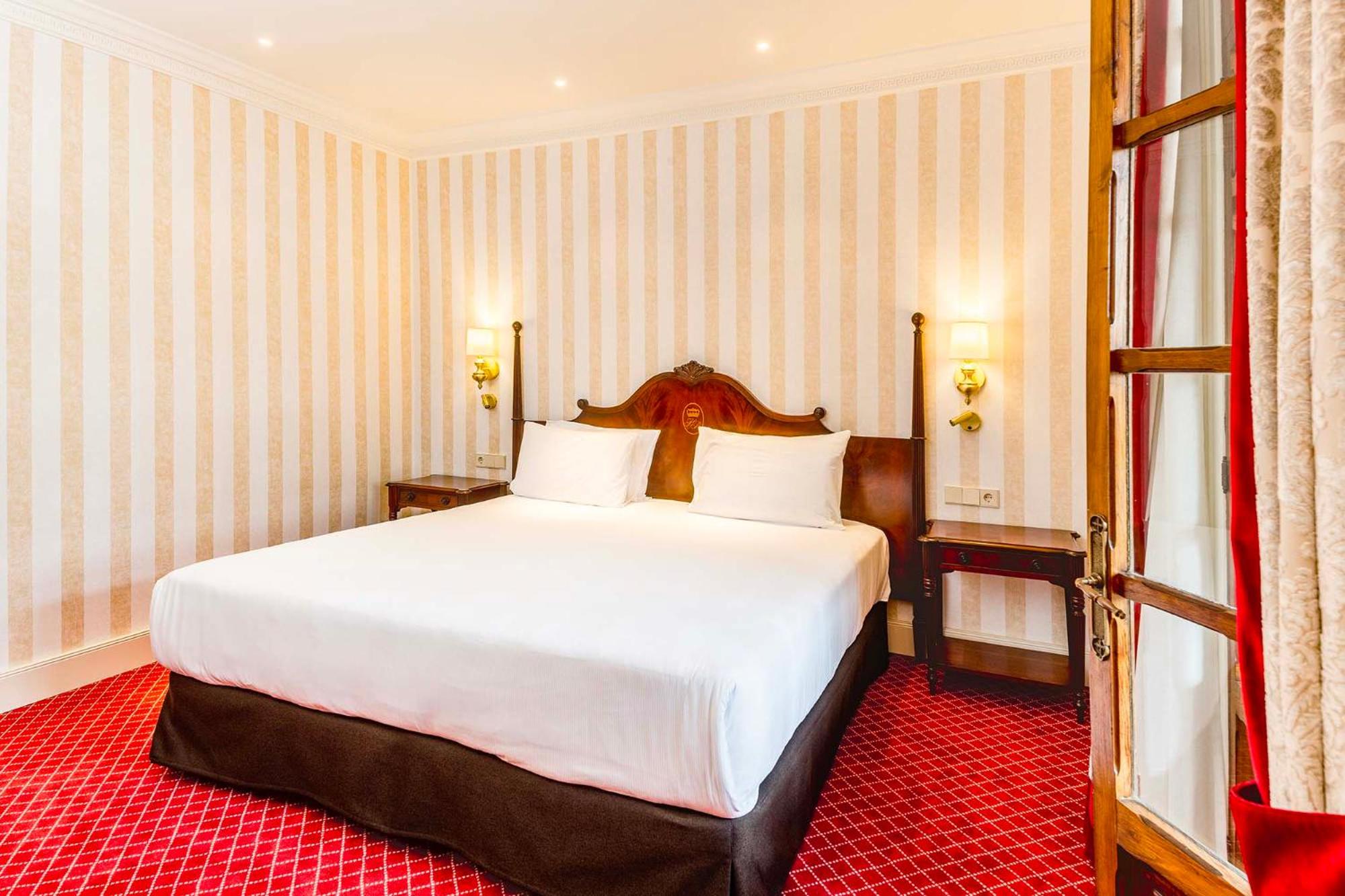 Premium Room with Terrace and views of the Patio de la Reina - Photo 4