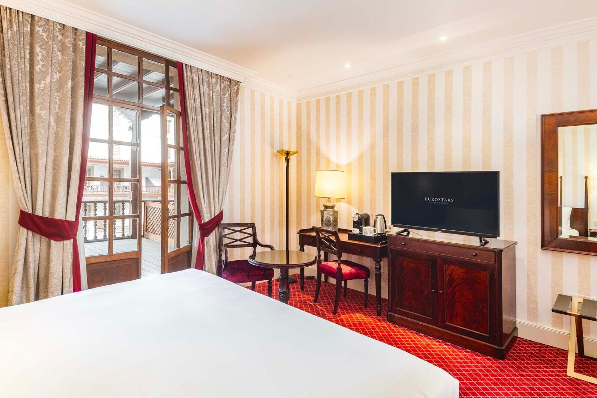 Premium Room with Terrace and views of the Patio de la Reina - Photo 2