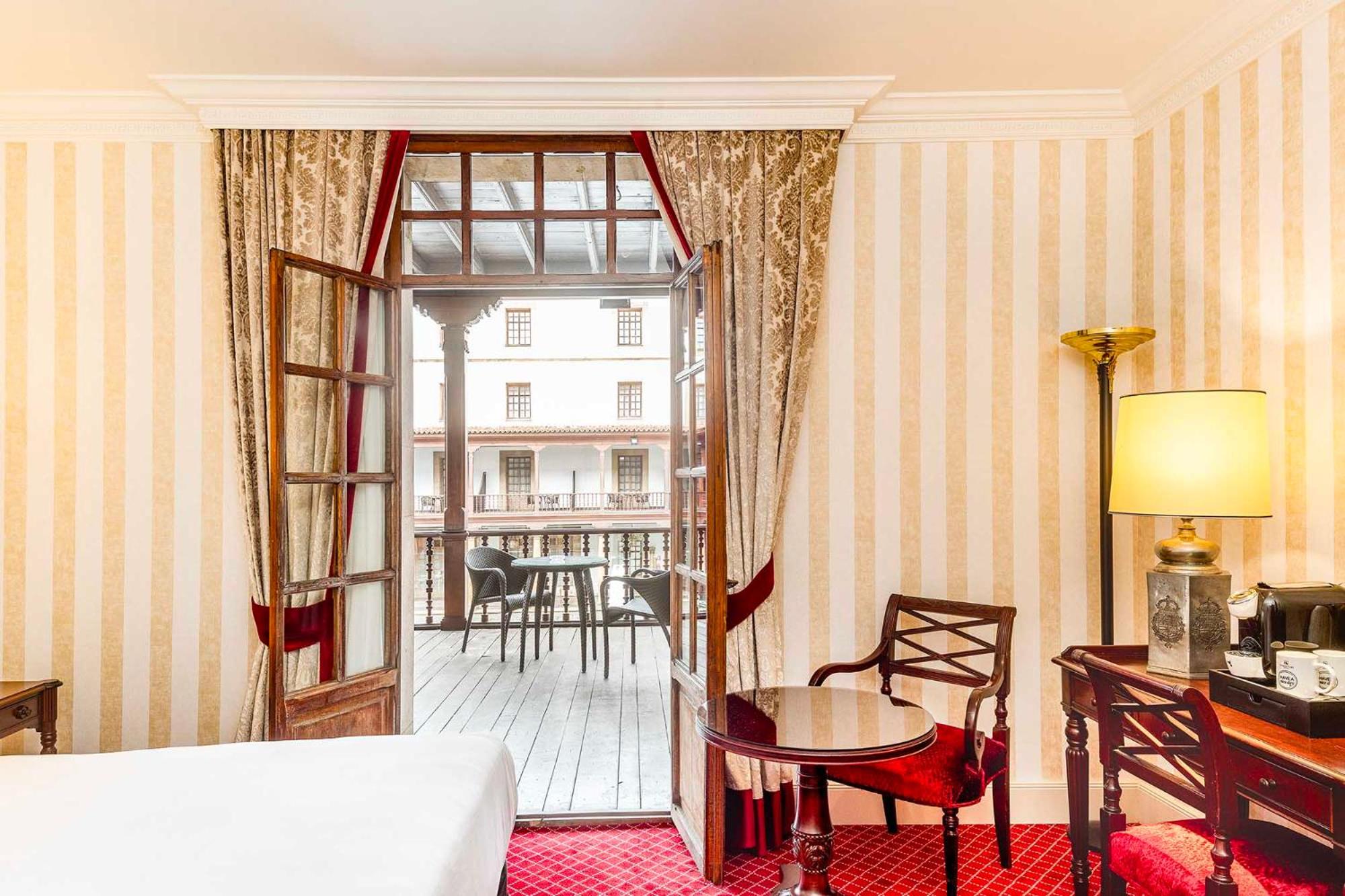 Premium Room with Terrace and views of the Patio de la Reina - Photo 3