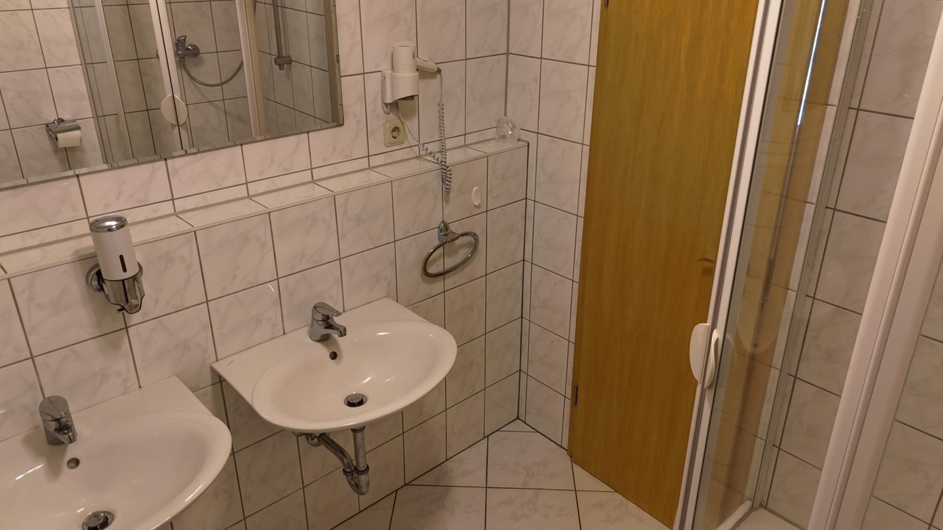 Quadruple Room with Balcony - Photo 4