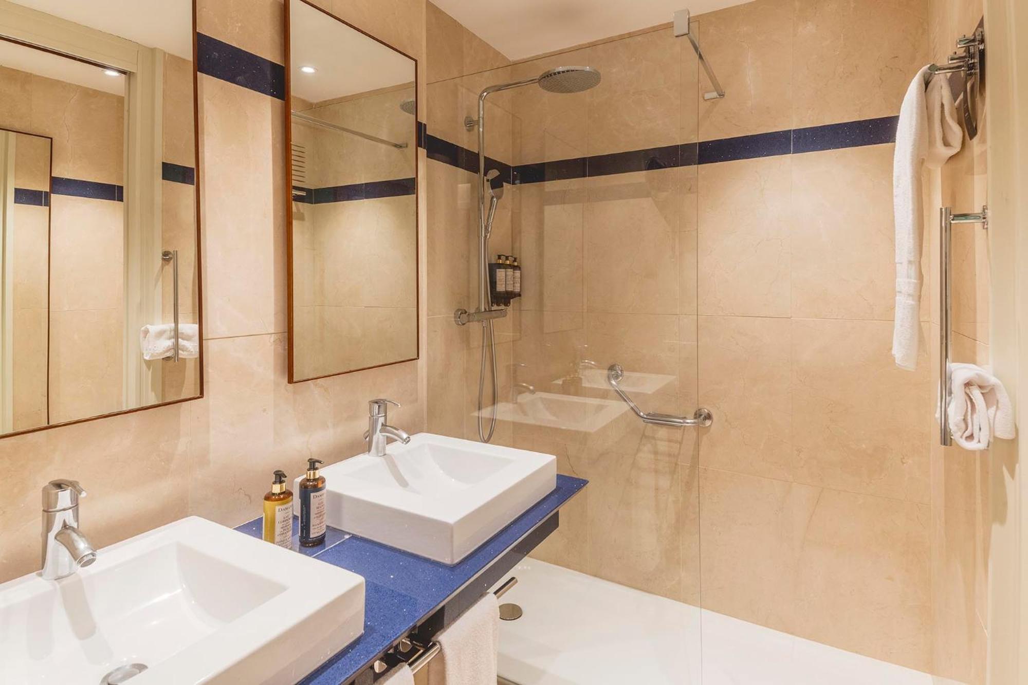 Premium Room with views of the Patio de la Reina - Photo 11