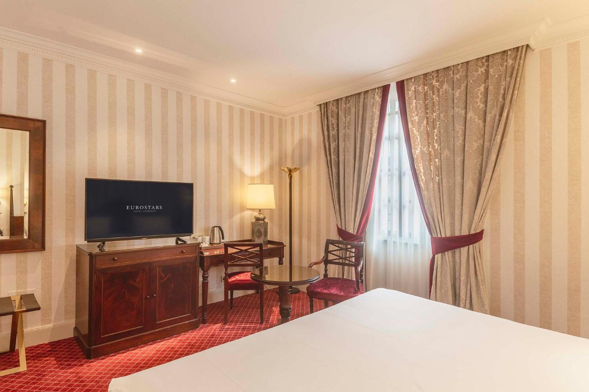 Deluxe Double or Twin Room - Photo 9