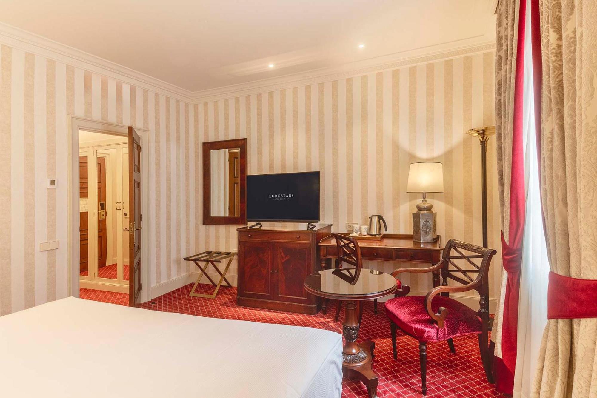 Deluxe Double or Twin Room - Photo 8