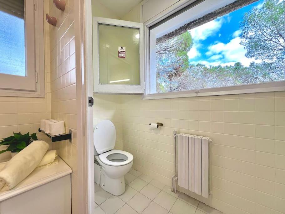 Six-Bedroom House photo 3