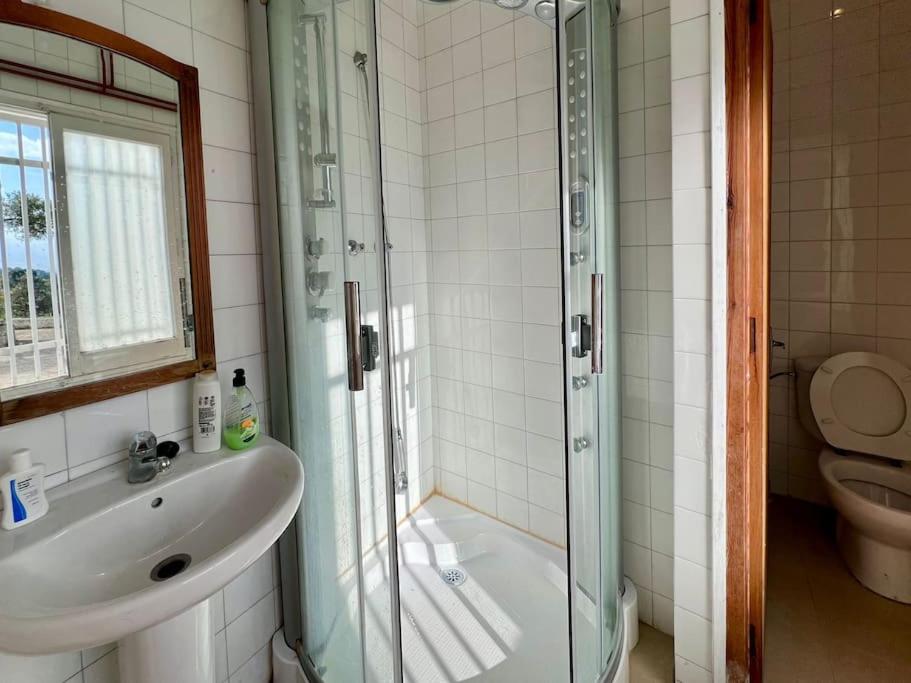 Six-Bedroom House photo 2