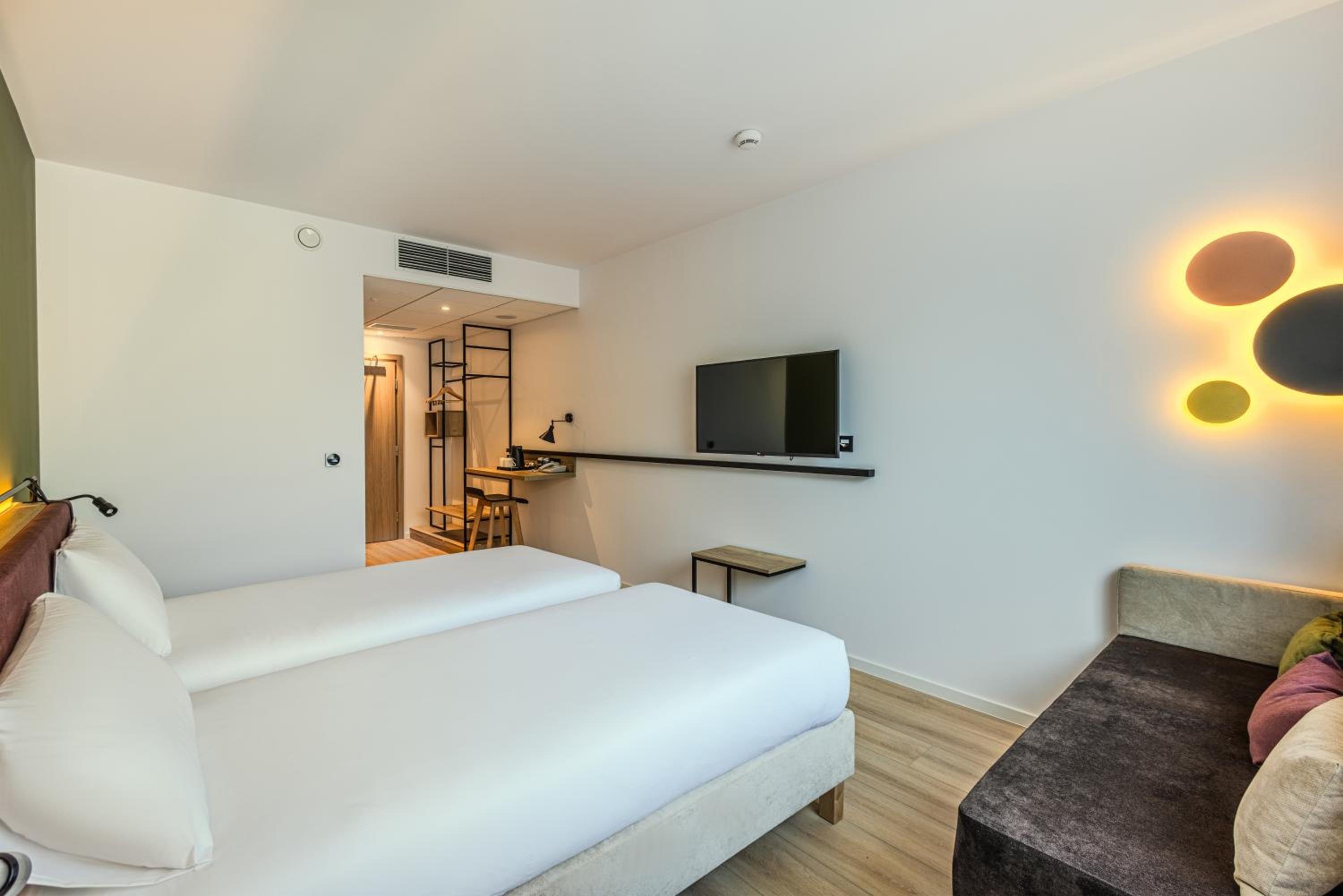 Standard Twin Room - Photo 11