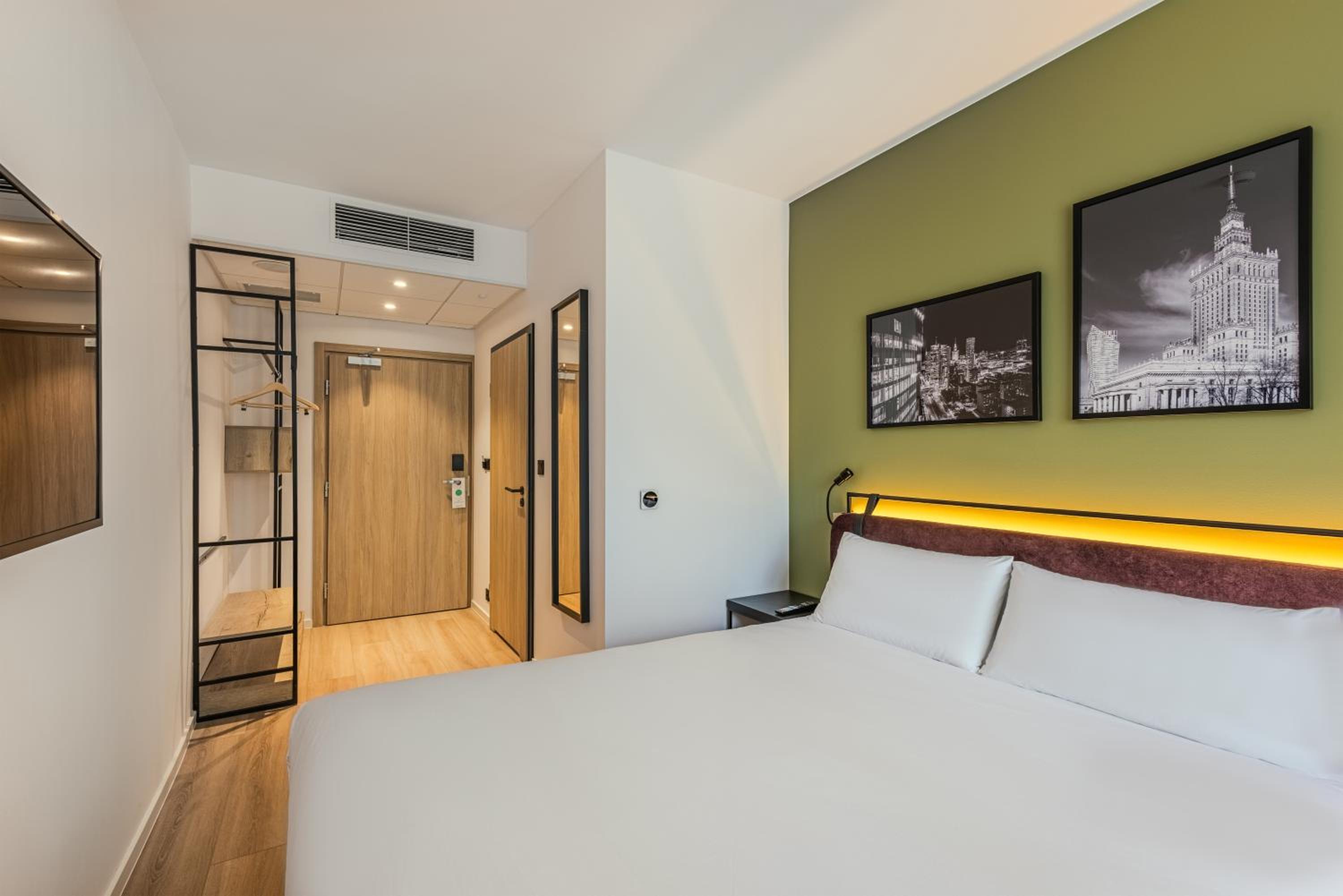 Standard King Room - Photo 10