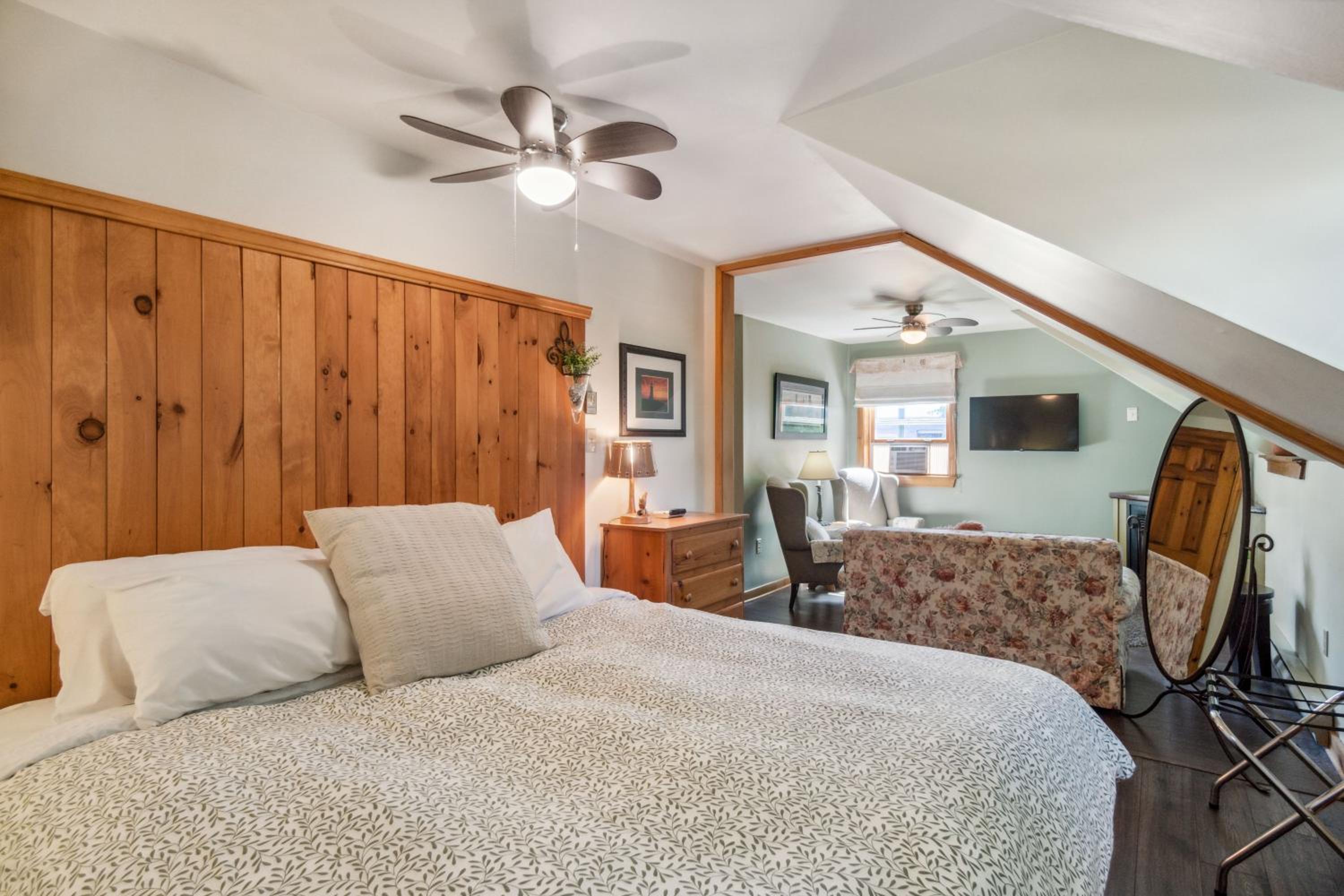 Deluxe King Suite photo 1